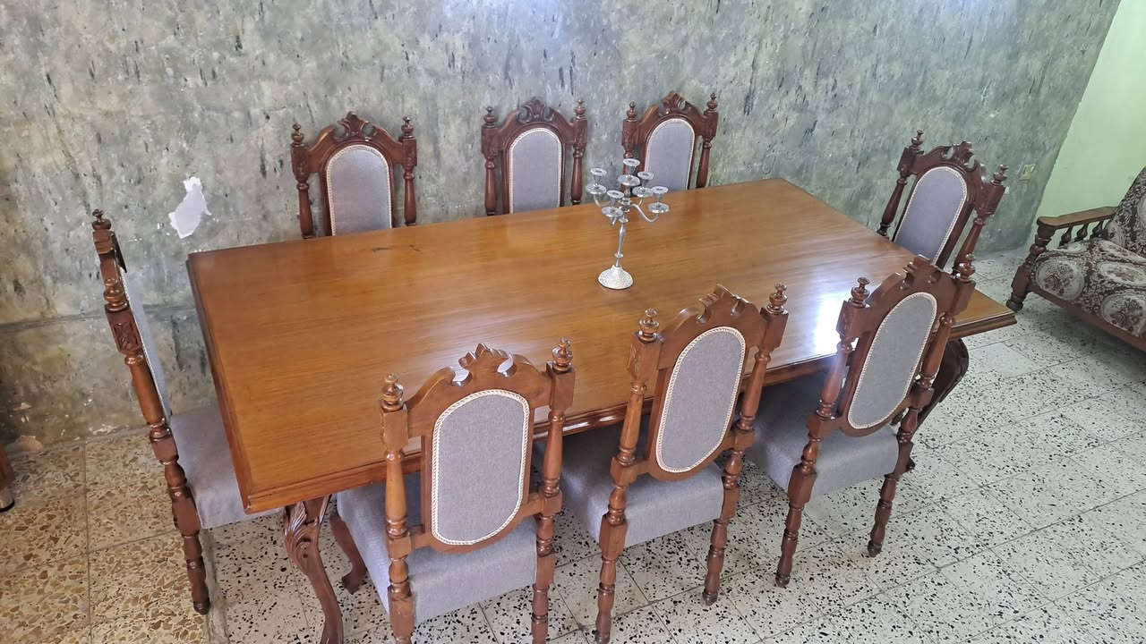 ميز طعام ملكي  ٨ كراسي خشب صاج عراقي بورمي نظيف جدا نقش يدوي الاتصال ***********
