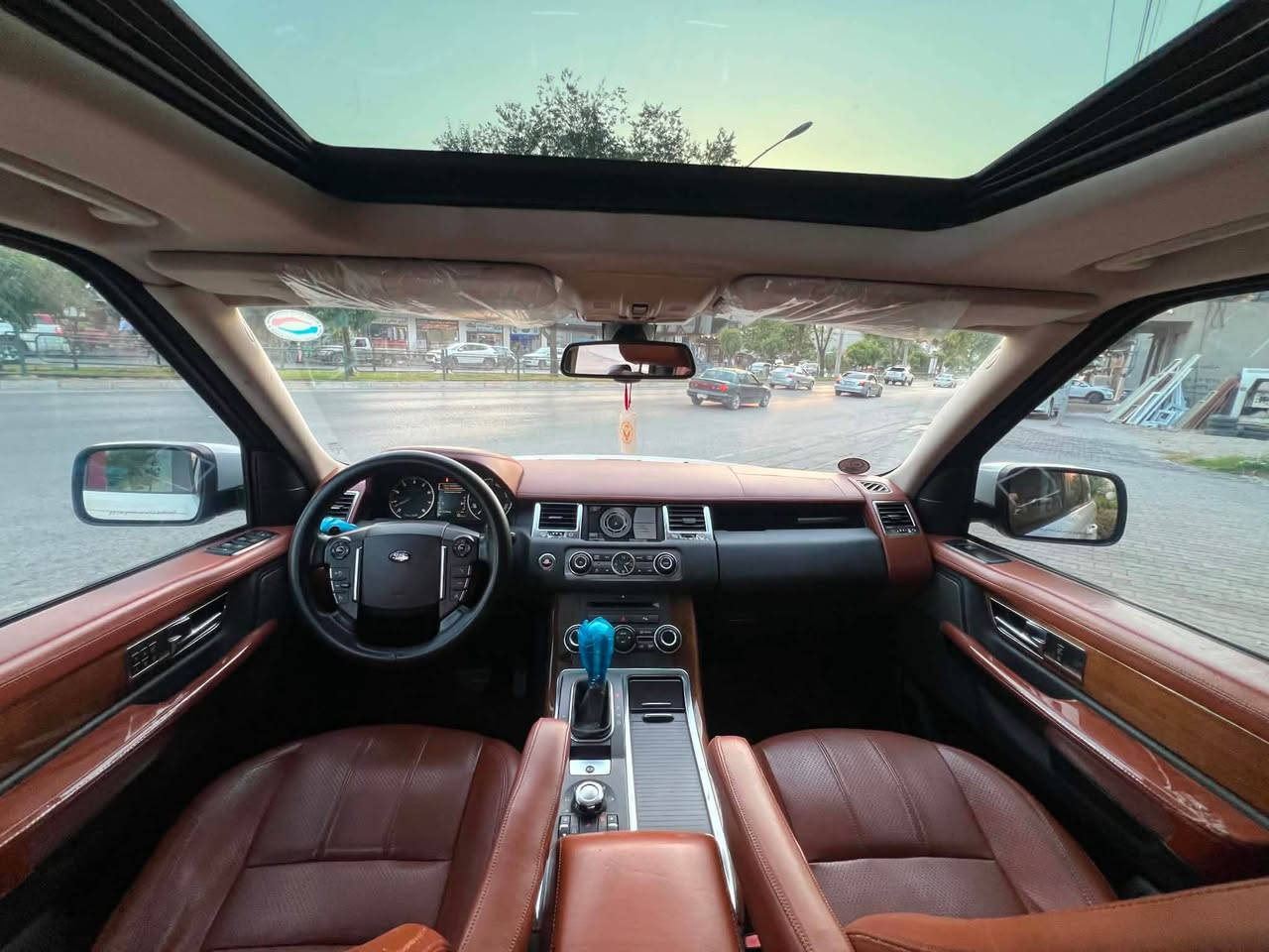 Range Rover
فرؤشتن يان گؤرينةوة
مؤدئل 2012  
فول مواسفات 
كوشن جلد و هيتر 
سوكان ڤؤليؤم 
سلايد 
تةبريد سارد و گةرم بةشةرت 
تةقةو رةقة بةشةرت 
چوپةكاني بةرز و نزم بةشةرت 
اكسل دةبل اكسل بةشةرت
يةك دينار مةسرةفي تيا نية 
مةنةفئستي ابراهيم خليلي لة گةلة
بئ بؤياغ
88 و مجال 
*********** أربيل, العراق
