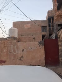 بيت 100متر للبيع مسلح قرب شارع الطيار التجاري سعر ٤٥ وبيه مجال للتواصل...
