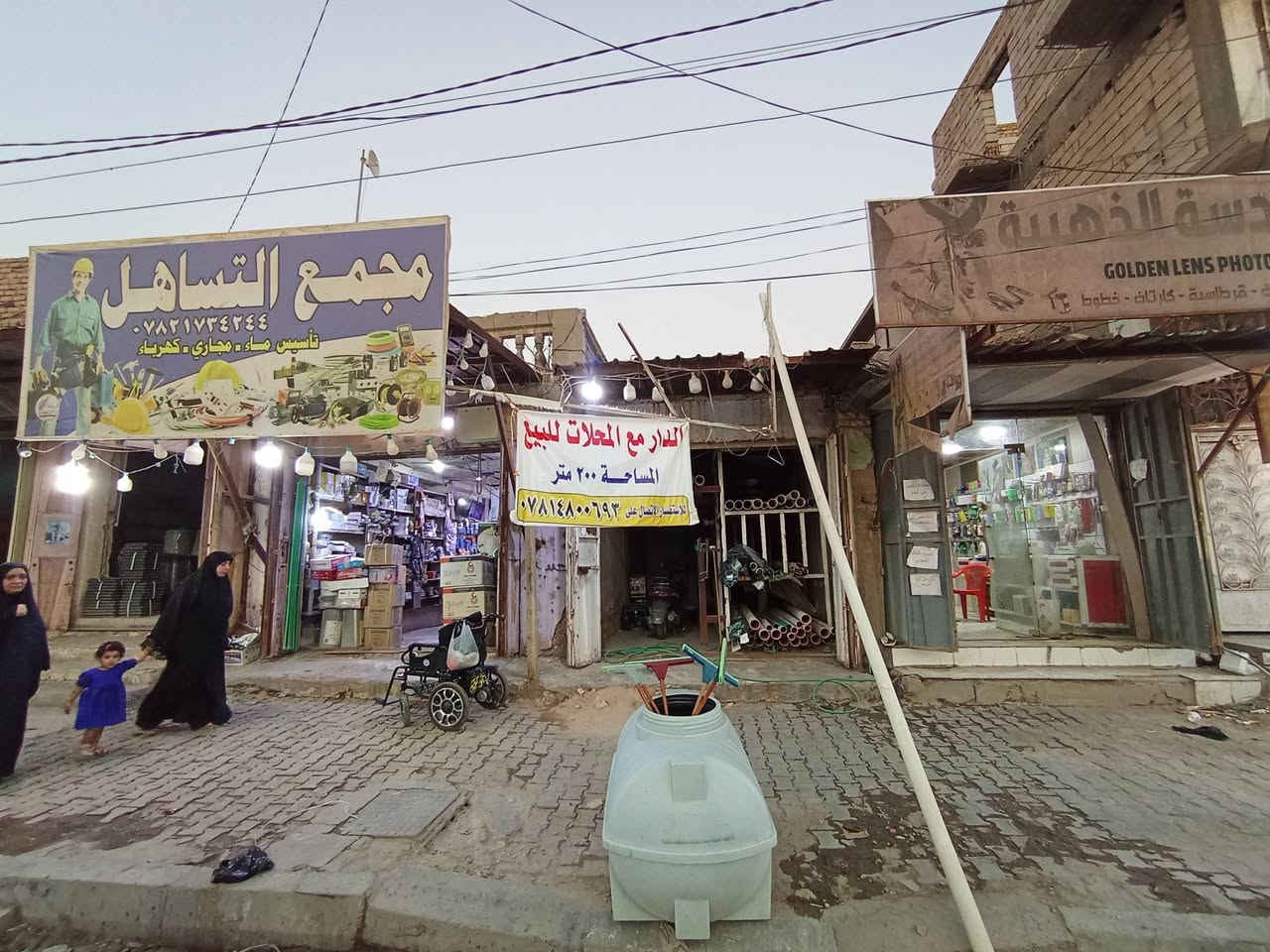 السلام عليكم بيت للبيع مع ثلاث محلات موقع تجاري حي العسكري قرب فلكة العلماء الشارع السايدين الصب موقع تجاري المساحه 200م واجهه 10في 20 للاستفسار الاتصال على الرقم ***********
