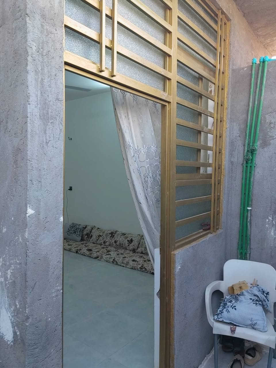 السلام عليكم بيت مساحه ١٠٠ متر للبيع 6.75*14.70 بناء جديد قبل ٦ اشهر كمل خدمات كامله مي ومجاري وكهرباء موقع البيت مثلث الحر البوري الاسود قرب حسينية شهداء الحشد الشعبي وتنزل قرب اسواق علاوي الطائي البيت صب كونكريت رباط ٤٠*٥٠ ماي ومجاري وتأسيس درجه اولى ارضيه بورسلين ٦٠*٦٠ مطبخ سيراميك حمام الواح كامل وبي تفاصيل هواي الي يحب يستفسر مو مشكله سعر البيت ب ٥٢ وبي مجال وهذا رقمي ***********
