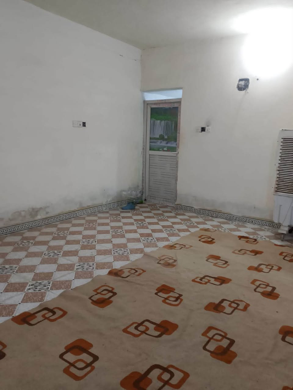 السلام عليكم بيت مساحته 250 متر. في الخماس مقابيل حي العسكري شارع المعارض يبعد عن الشارع العام 50متر فقط  بناء بلوك قاطين يحتوي على 4غرف نوم واستقبال وصاله للتوضيح القاط الثاني كامل غرفتين وصاله وحمام السعر 55مليون وبي مجال للاستفسار رقم ***********
