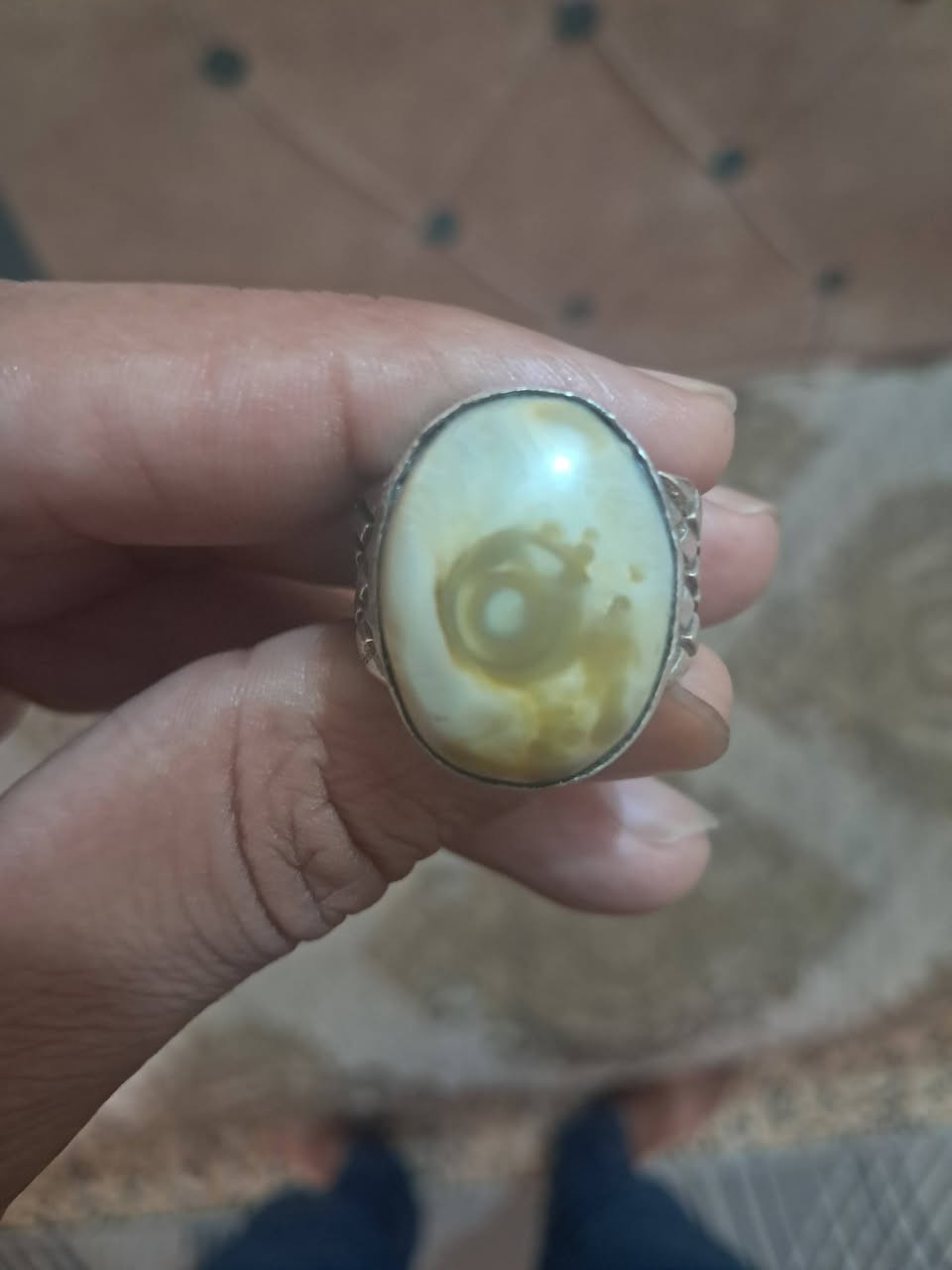 السلام عليكم
محبس البيع داودي قديم وحلو واصلي شرط الأصلي صياغه حلوه ثقيله 
***********
