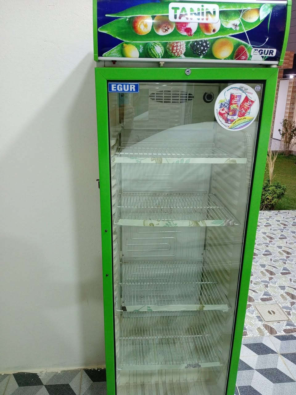 للبيع براد نظيف وتبريد ثلج بسعر 250 وبي مجال *********** مكان الرمادي الحبانيه

