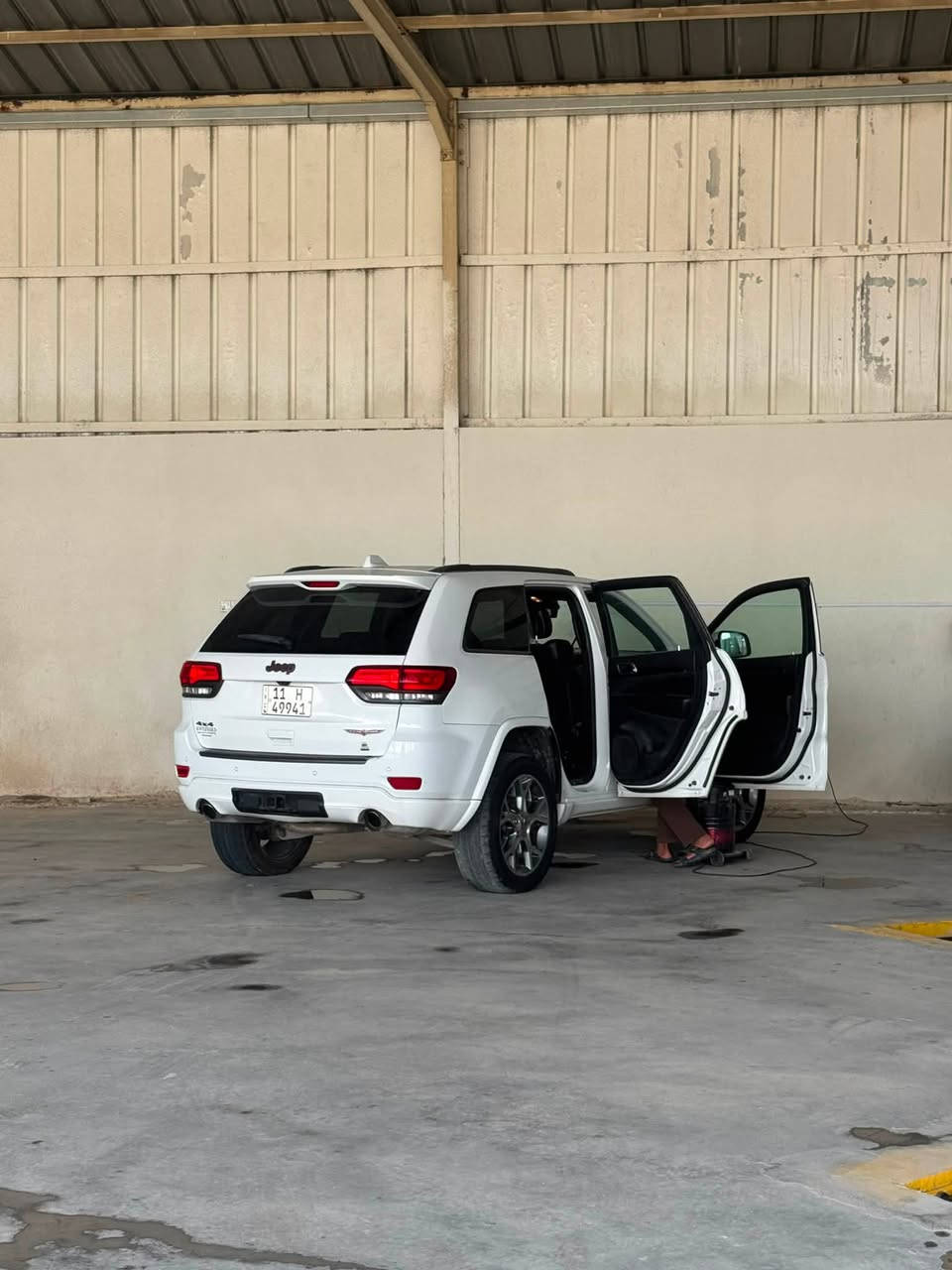 جيب (Jeep) 2018 للبيع – فول المواصفات 🚗
المواصفات العامة:
 اللون: أبيض 
 الرقم: بغداد
 الموقع المعاينة: البصرة - الزبير
🛠️ حالة السياره والضرر .
 الضرر: السيارة بيها ضرر موضح وفحص كامل  (جاملغ وباب خلفي).
 الدواخل: السيارة بدون دواخل (سليمة من الداخل).
 الإيرباك: سليم (بدون إيرباك).
✨ مواصفات وتجهيز السيارة (فول للاخير):
 السقف: بانوراما.
 الإضاءة: لايتات زنون بلادية.
 التبريد: ثلج وشغال 100%.
جوبلس :اربعه جدد.
تخم تاير .
جلد قياده ذاتيه .
 الحدادية: جاهزة وما بيها أي نقص.
 الإطارات: تخم تاير كامل جديد .
💰 السعر وتفاصيل البيع:
 السعر المطلوب:235 ورقه . وبيه مجال بسيط للطيبين.
 ملاحظة: التفاوض كلش قليل بالسيارة، يعني الشراي ما راح يتعب عليها.***********
