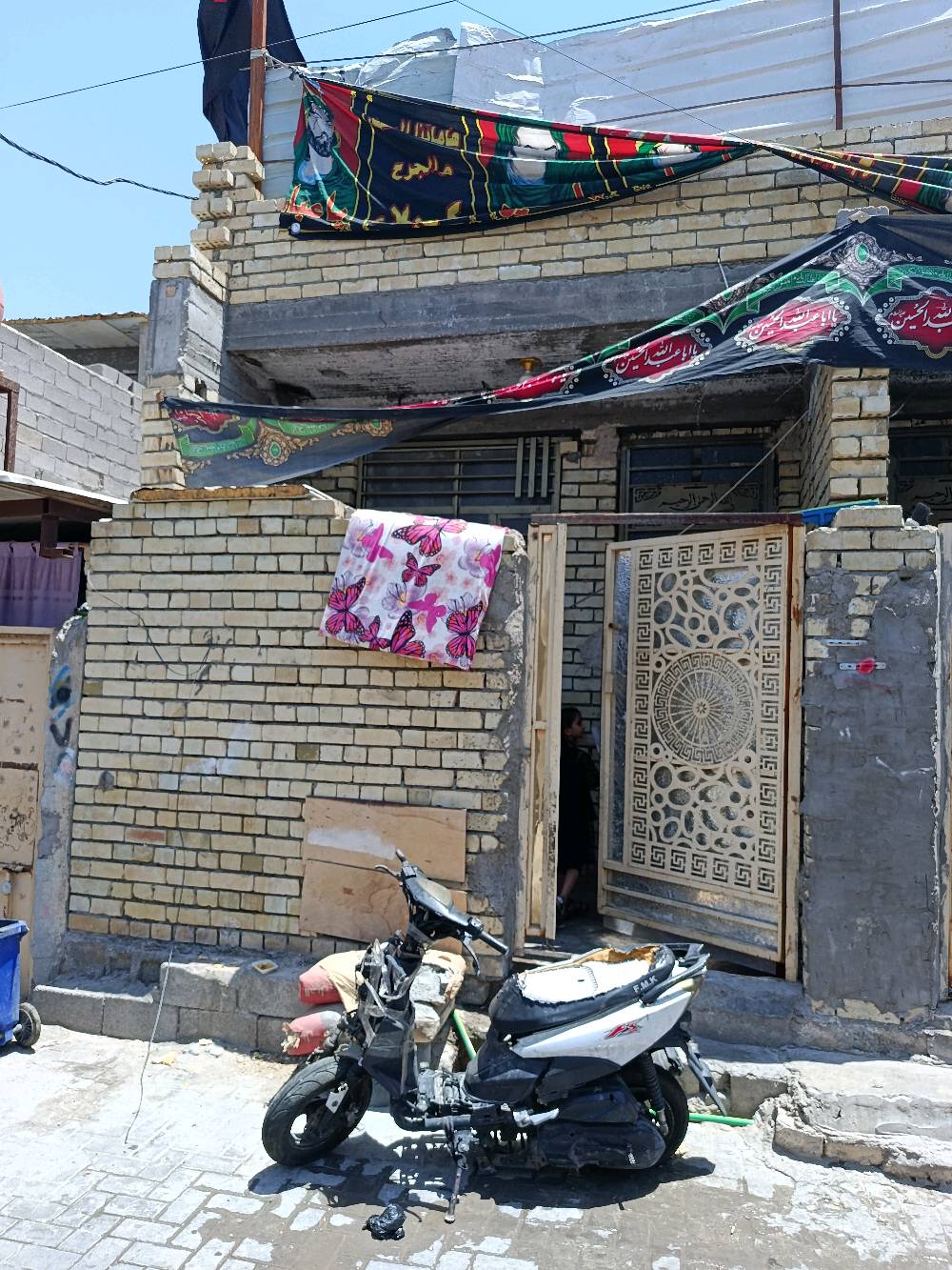 بيت للبيع في مدينة الصدر قطاع ,(0) مساحة 65 متر صب مسلح بناء جديد كله طابوك عوزة لبخ وارضيات مجاري كهرباء مي كله كامل طابق ونص قريب على نواب ضباط اول فرع بضهر الكراج سعر 60 بي مجال قليل  / وات ساب موجود...      ***********