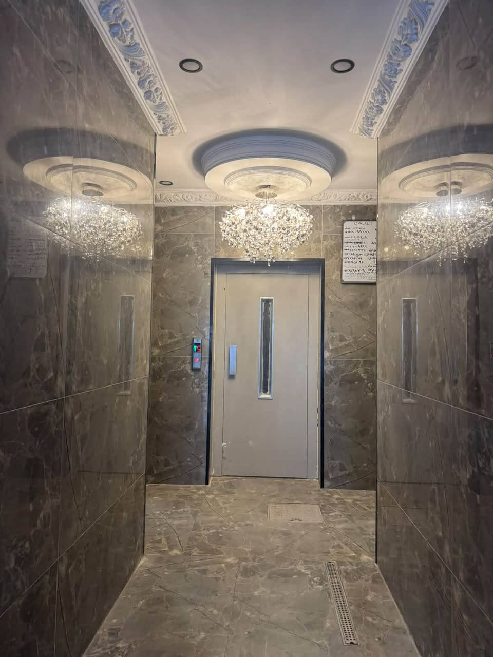🏡 للبيع شقة سكنية مميزة في الأعظمية – شارع عمر 🏡
اني مالك الشقة

✨ فرصة مميزة للسكن أو الاستثمار في موقع حيوي وممتاز ✨

📍 الموقع: الأعظمية – شارع عمر، بجوار مجمع أزياء الكوخ، مقابل سوبرماركت وفر.

🏠 مواصفات الشقة:طابو ملك صرف
🔹 غرفتين نوم
🔹 صالة
🔹 مطبخ
🔹 حمام
🔹 شقة أمامية
🔹 نظيفة جداً وجديدة، بحالة ممتازة.

الشقة مناسبة للسكن للاستثمار، بوارد إيجاري يصل إلى 600,000 دينار عراقي شهرياً.

🌟 موقع ممتاز، خدمات قريبة، وشقة جاهزة للسكن أو الاستثمار.

📞 للاستفسار والتواصل:
***********

📩 للجادين فقط، يرجى التواصل على الرقم أعلاه.
او على الخاص
#شقق_للبيع #الأعظمية #شارع_عمر #عقارات_بغداد #استثمار_عقاري #شقة_للبيع
