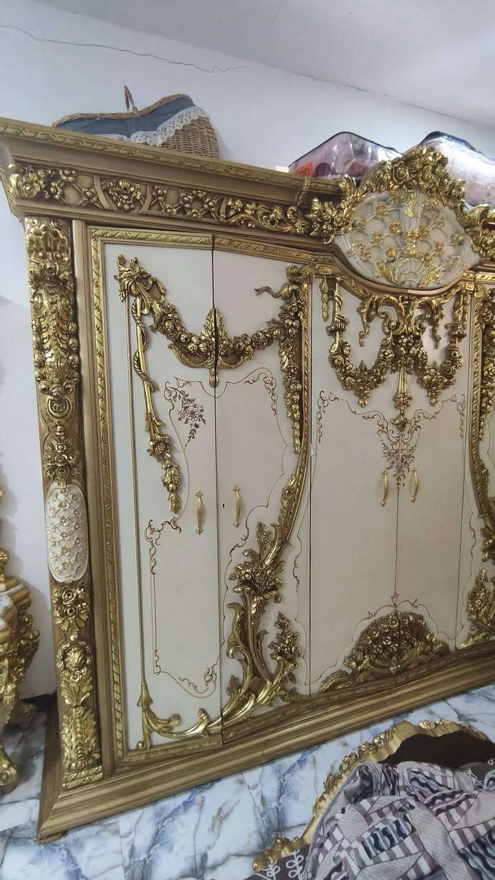 غرفه مصريه درجه اوله خشب زان دمياطي طلب خاص من مصر مشترينه ب٥ ملايين الغرفه ضخمه وثقيله جداً السعر مليونين وبيها مجال قليل ***********
