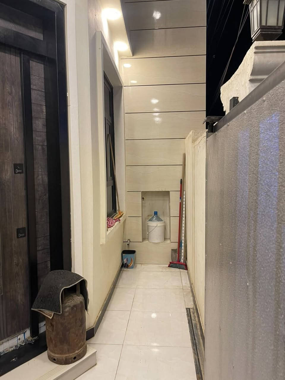بيت للبيع ١٠٠ متر العنوان📍  الدورة البوعيثة مجمع الحليم  واجهة ٦وربع نزال ١٦ يحتوي على ٣ غرف نوم واستقبال وصالة  ومطبخ حار بارد البيت تنازل شركة الحليم   شغل البيت درجه اولى.
لل استفسار الاتصال ع رقم التالي*********** يوجد واتساب.
او مراسله الصفحه. ❤️
