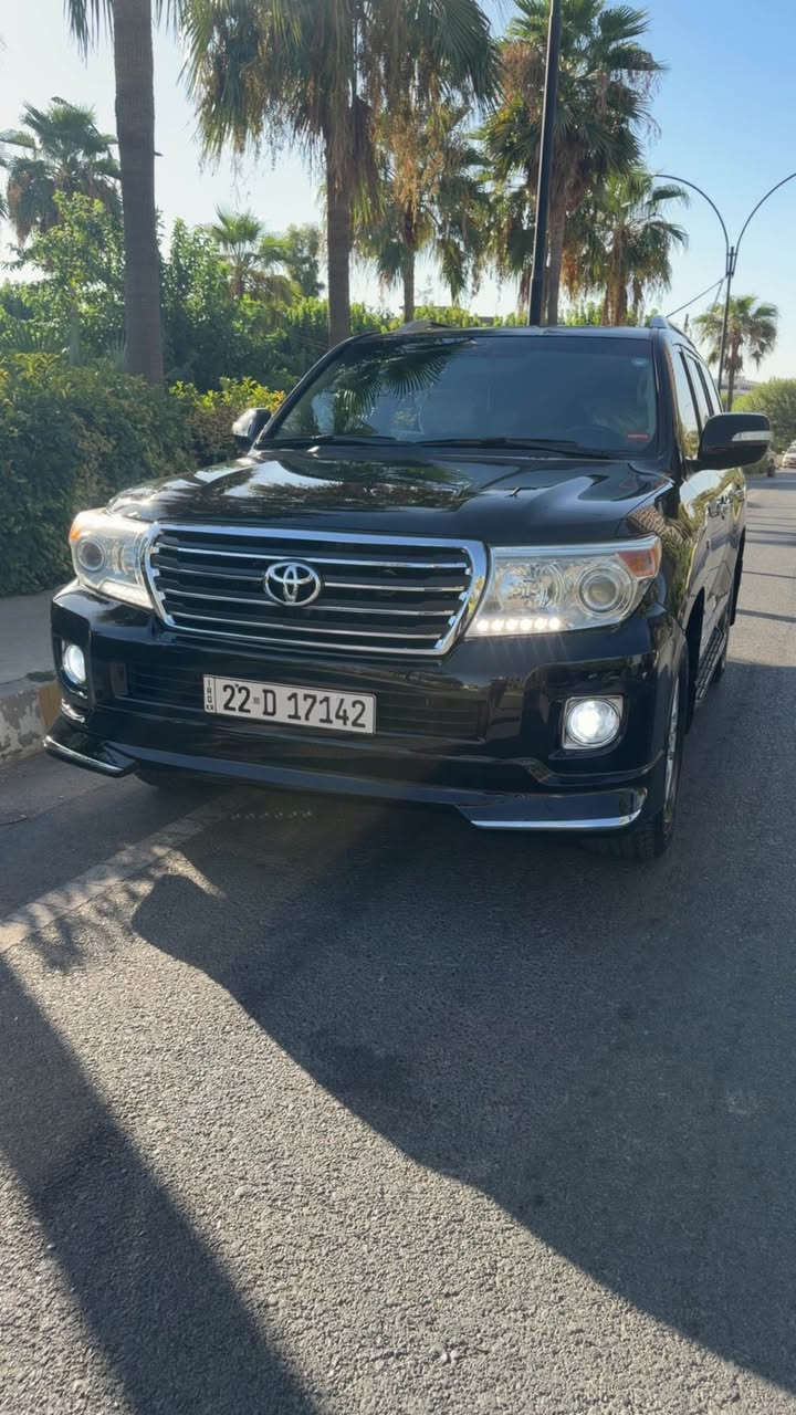 تؤيؤتا لاند كروسير مؤديل ٢٠١٠ 
پشتو پئشي كراوه ته ٢٠١٥ 
سياره كه زور پاك ماوه ته وه 
يه ك دينار مسروفي تيدا نيه 
مكينه v8 
مكينه ي نه كراوه ته وه 
سه ياره كه ره شي قترانه 
بؤياخ دوو پارچه و نيوي هه يه بئ داخلي 
پشتو پئشي كه پسه 
بؤ زانياري زياتر تلفون بكه 
مؤبايل(***********) أربيل, العراق
