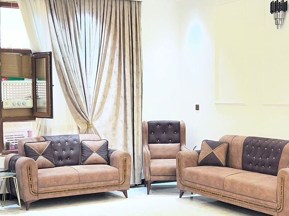 طقم كنب راقي وفخم للبيع 🤎✨
حالة نظيفة جداً، تصميم أنيق وألوان هادئة تناسب أغلب الديكورات.
الطقم مكوّن من 3 قطع + كرسي، وياها مخدات.
مناسب للصالات والمجالس، وقعدته مريحة وشكله على الطبيعة أفخم 🤎

📍الموقع:بغداد:
📞للاستفسار والتواصل: ***********

البيع للجادين فقط
