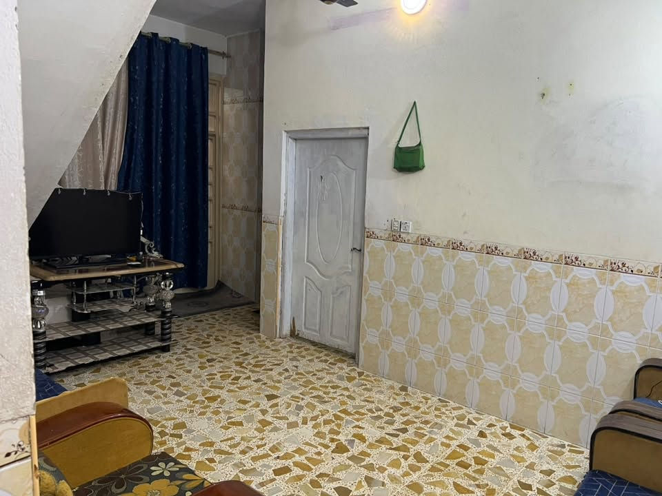 🛑السلام عليكم بيت للبيع والسعر كلش مناسب وحلو بلاش والله المكان بهرز حي القادسية مو حي الشرطة لا حي القادسية ومن جهة الصب مو التبليط الفرع مال اسواق صباح الدليمي الداخل مالته يخبل كاشي وسيراميك طابق واحد وبسهولة تكدر تبني فوكا طابق ثاني مساحة البيت ١٥٠ متر للأستفسارار ***********

