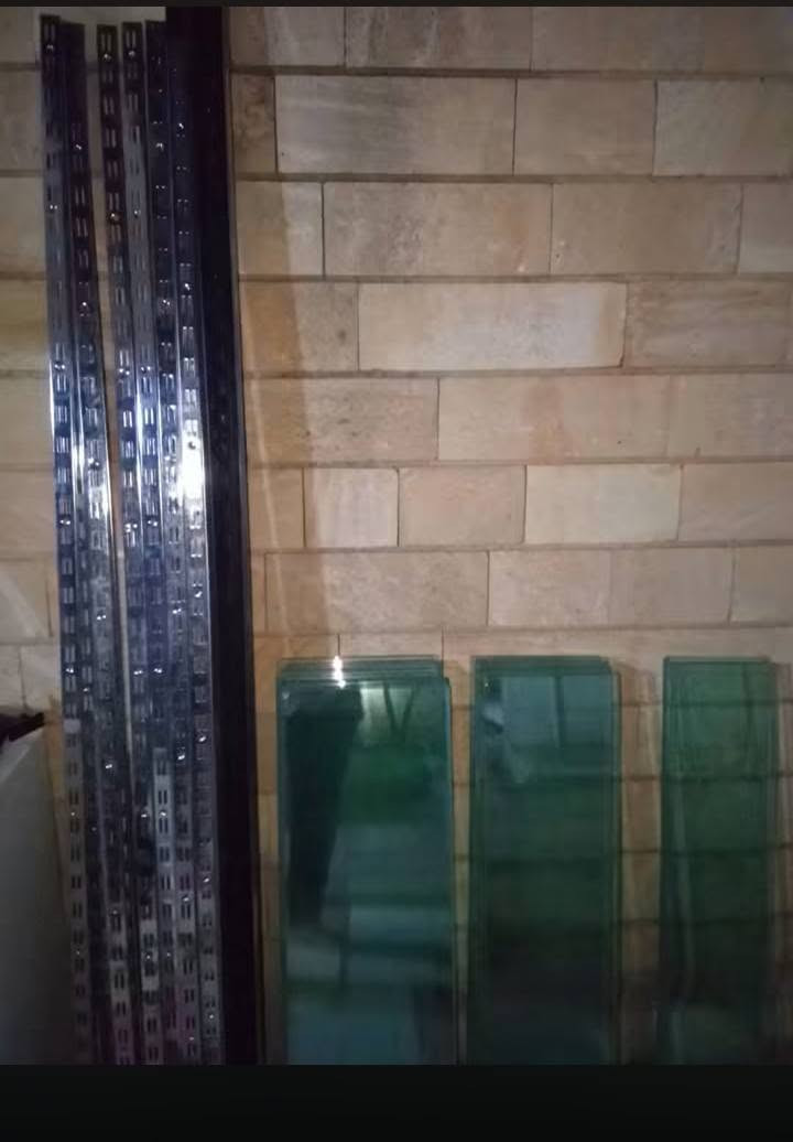سلام عليكم رفوف جام مستعمل قليل عدد السكك 20 وعدد الجام 32 وعدد الحمالات 65 طالب عليهن 125 مكاني كركوك ،والي ايريد يستفسر ،عله هذه الرقم.  ***********
