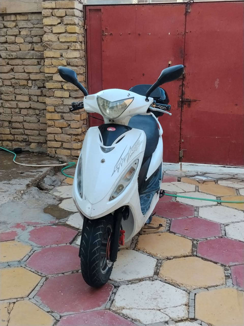 سلام عليكم للبيع دراجه G4 بحاله مكفوله كفالة عامه مكينه ناعمه ما مفتوحه جديده كهربائيات كله شغاله لايت أمامي خلفي اشاير يمين يسار رباعي ابريك أمامي خلفي كله شغال غير متعوبه فقط استعمال بيتي الدراجه كامله مكمله من كل شي سعر 700لف وبيه مجال ناصريه حي اور يم جامع الحسن *********** يوجد واتساب
