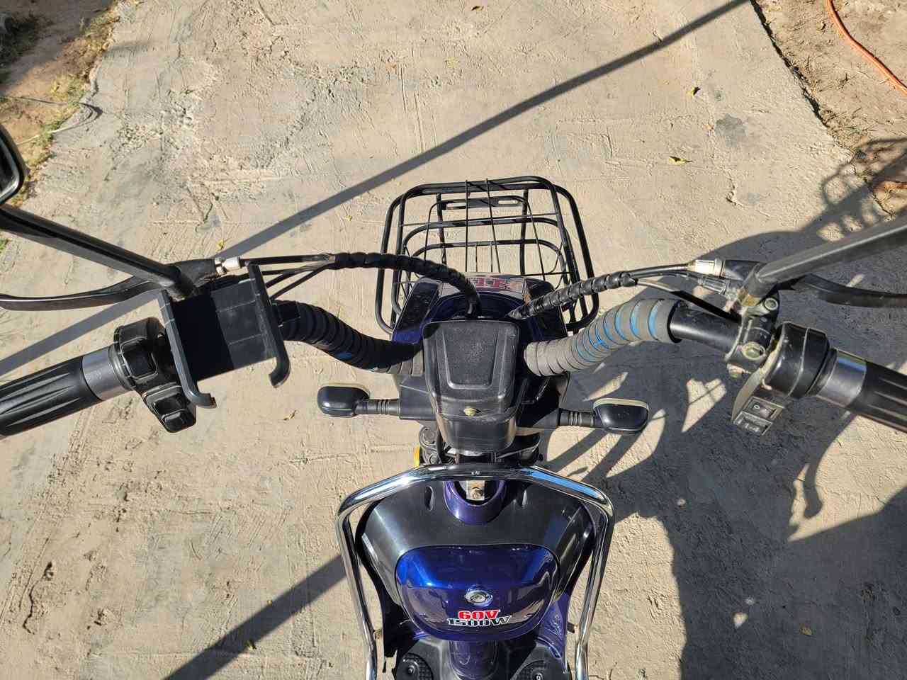 السلام عليكم اخوان دراجة HIS شحن ملف  1500W للبيع
سرعة الحقيقية 99 
بطاريات مابيهم شي تفحصهم كبالك وتاخذ 
بصمتين ومفتاح وتشغيل عن كارت بس يحتاج الهة شاشة فقط حتى تكدر تشغلهة عل كارت 
مكاني بغداد / الكرخ / القادسية مقابيل كورنيش القادسية 
سعر 275 وبيها مجال للشراي 
للتواصل فقط على الرقم ***********
