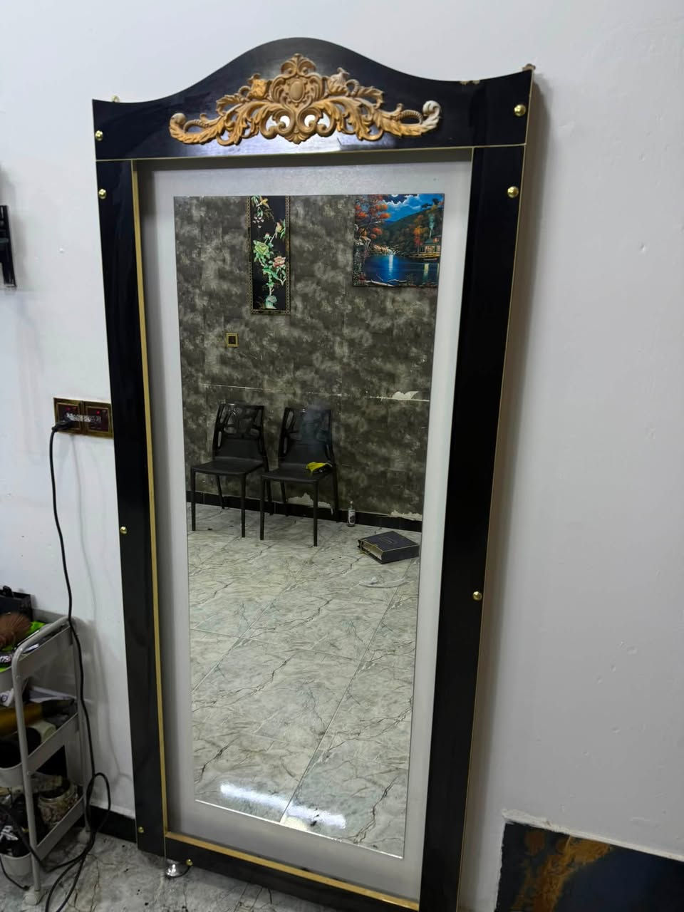 السلام عليكم 
عندي كرسي شبح للبيع جديده بعده بجيسه 
وكرسي عادي نضيف وجديد 
ومرايه نضيفه وحلوه بغداد الدوره ***********
