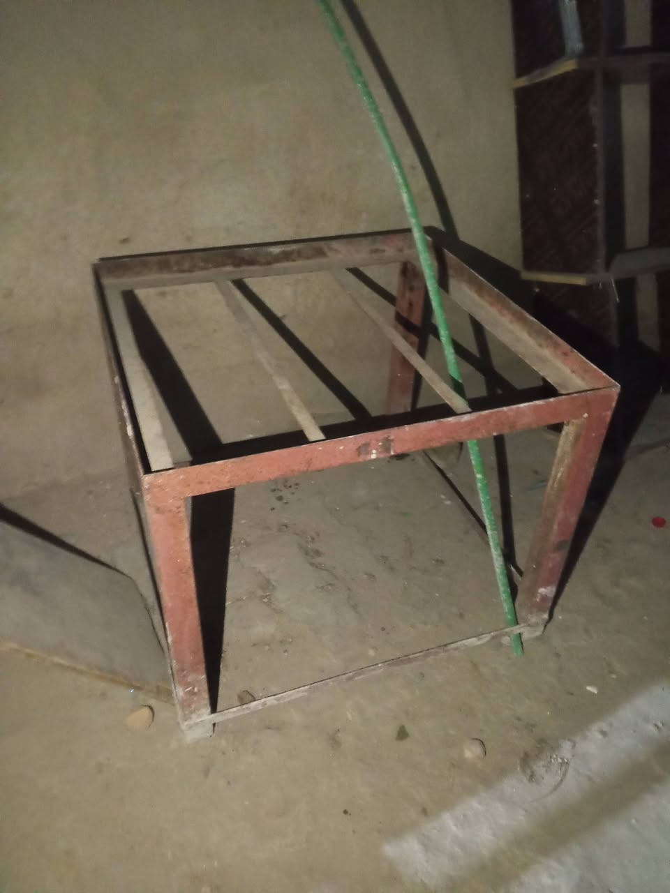 رف محل لبيع سعر 40وميز مبرده حديد لبيع 20 عنوان رضويه مقبل جسر  رقم الهاتف ***********

