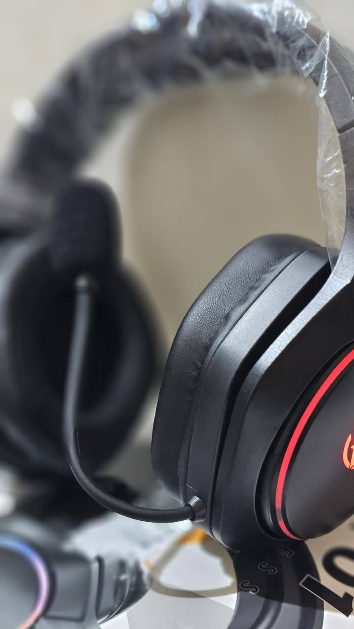 🎧 سماعة ألعاب Fachixy FC-200 احترافية – تجربة صوت مثالية للألعاب والاتصال!
​إذا تدور على سماعة تجمع بين الصوت الناقي والتصميم الرهيب بسعر مناسب، فهذه السماعة هي الخيار الأفضل!
.....
ميكروفون عالي الدقة: ميكروفون مرن مع خاصية عزل الضوضاء لضمان وضوح الصوت أثناء اللعب أو المكالمات.
​راحة أثناء الاستخدام: وسائد أذن مريحة وناعمة تضمن لك استخدام مستمر لساعات بدون تعب أو ضغط.
​توافق واسع: تعمل على جميع الأجهزة (البلايستيشن PS4/PS5، البي سي PC، الإكس بوكس، والموبايل).
........
السعر 35 مع التوصيل 
مكاني البلديات 
***********
