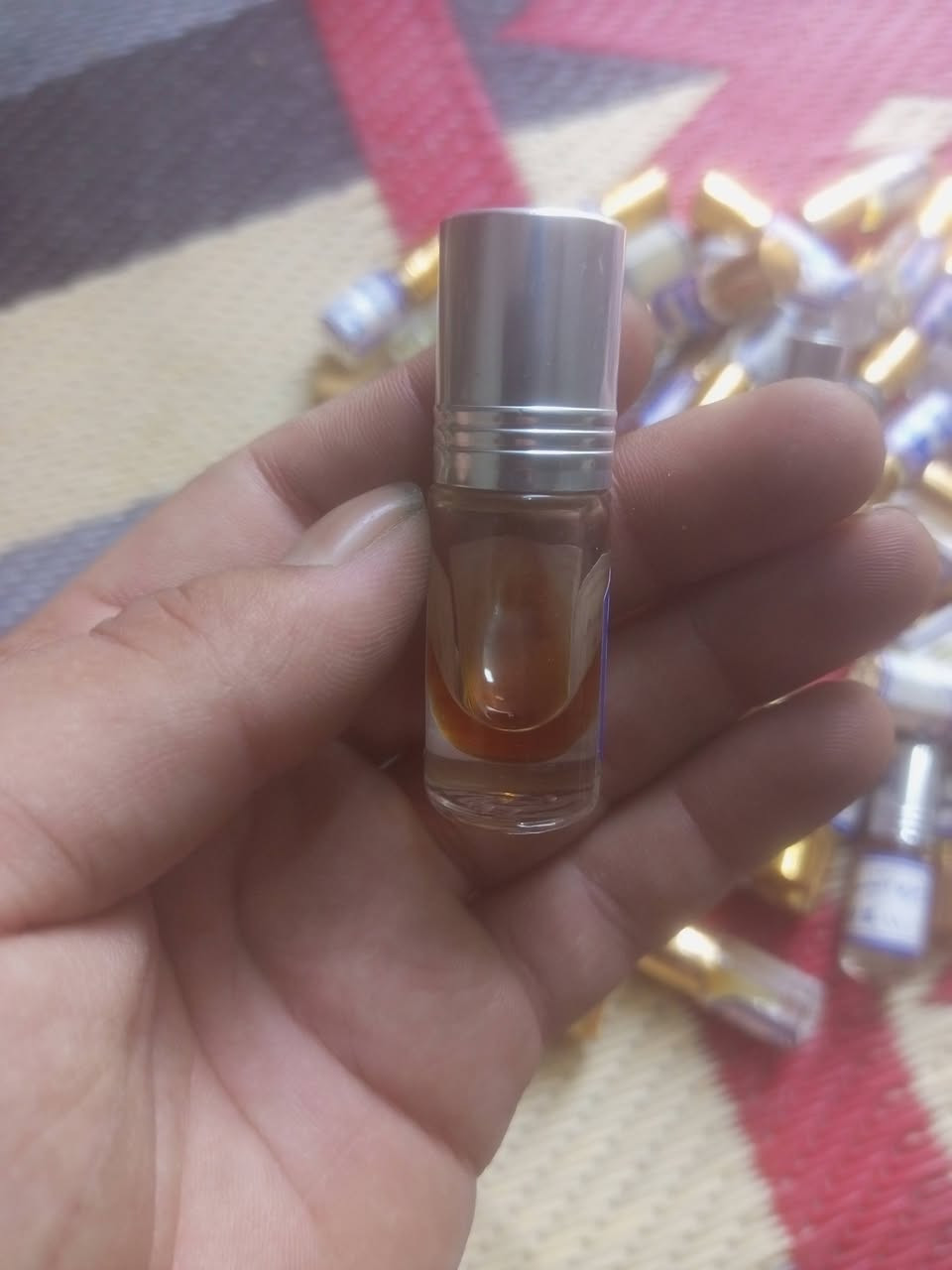 السلام عليكم..
للبيع عطور زيتية تركيب (ربع تولة) شروة كاملة بسعر تصفية لأصحاب البسطات أو الاستخدام الشخصي.

العدد الكلي: تقريباً 50 حبة.

الروائح: تشكيلة منوعة (فرنسي، شرقي، سويت) مثل عود الشيخ، زهرة الخليج، سبورت، ليرة اتنس، وبيري ميتاليك.

حالة الزجاجات: الزجاجات نظيفة، لكن المستويات مختلفة (اكو بيهن متروسات، واكو نص، واكو ربع) والمعاينة واضحة بالصور
السعر 25 قفل مكاني بغداد
