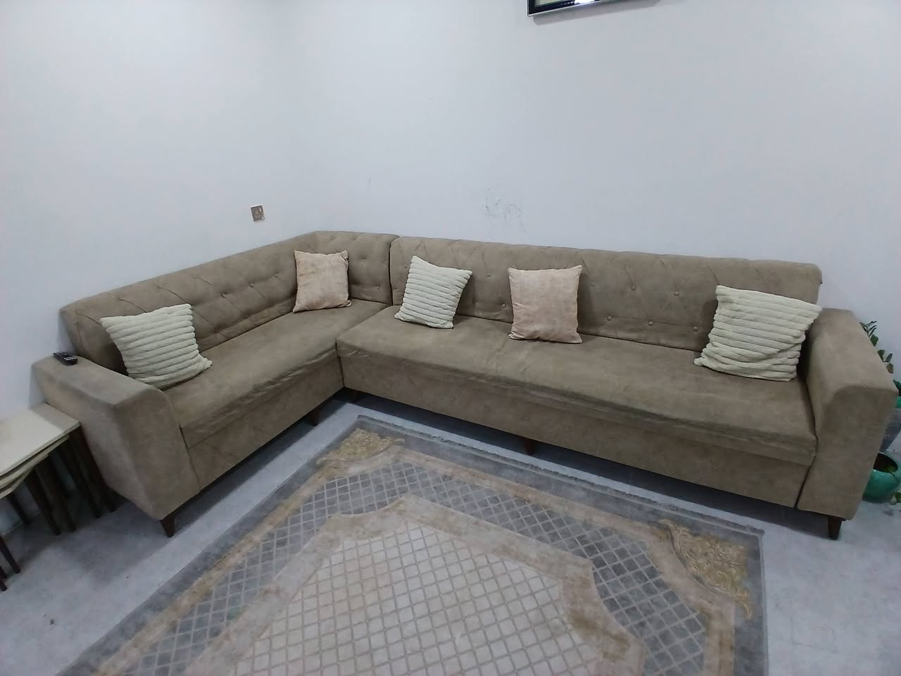 السلام وعليكم تخم ديوان نضيف بدون عيب للبيع *********** عنواني شوراو
