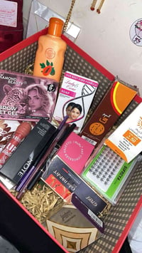مكياج • قابل للتفاوض • عدة