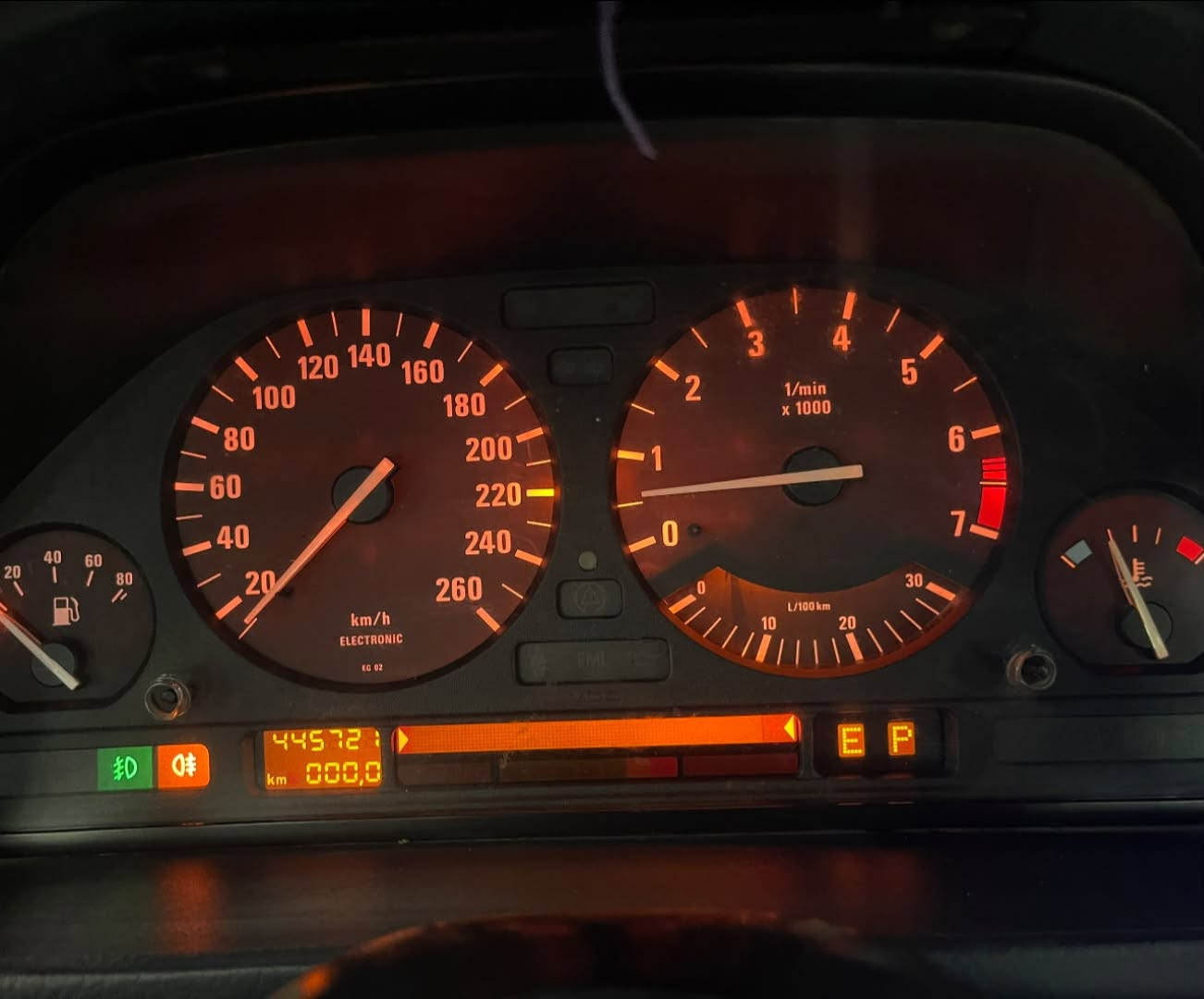 السلام عليكم
BMW525i
موديل ١٩٩٠
رقم بغداد ألماني 
فتحه
كشنات كهرباء
تبريد قطعتين 
اربع جام كهرباء 
محرك 25 اصل مسكر تك فانوس 
داخل نيلي المقاعد الأماميه تحتاج دوشمه
صاج دبل جكمجه  
تبريد شغال 
السعر 60 وبيها مجال 
مكان السيارة نجف ***********
