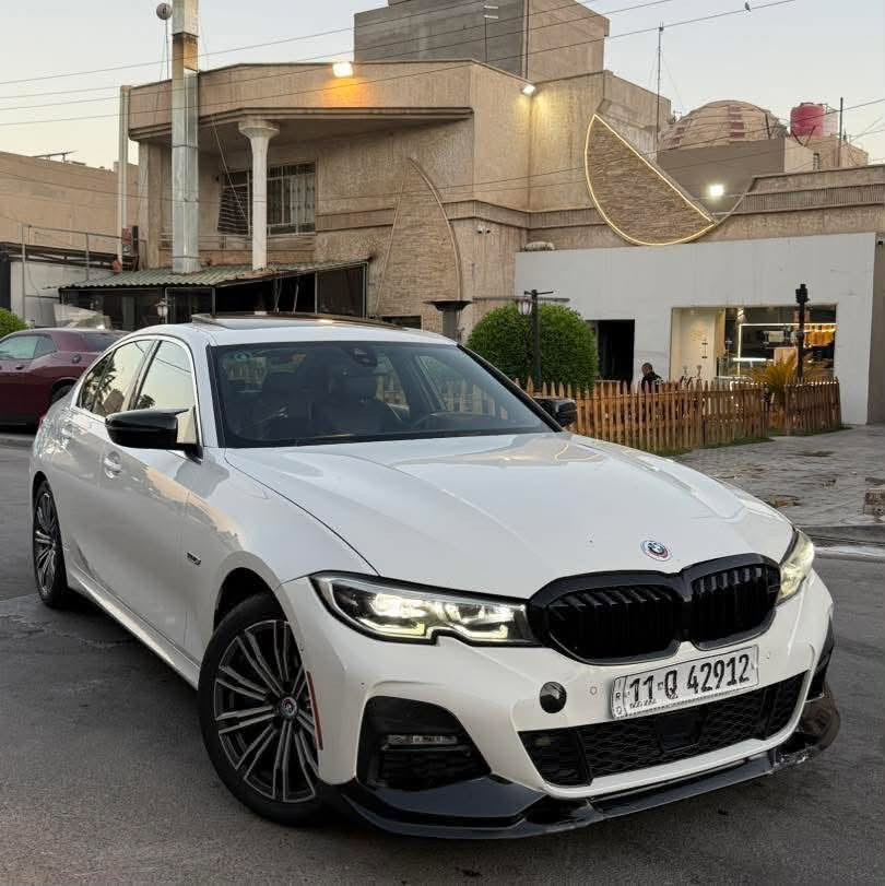 BMW 330e M 2022
السيار ام بكج بلاد اصل محرك 2.0 تون تيربو 
بيها 4 انضمة قيادة 
1- هايبرد 
2 كهرباء بالكامل 
3 سبورت تشتغل محركين الكهرباء و البانزين تنطيك 292 هورس بور 
4 باتري كنترول

تكدر تشحنها بالبيت عن طريق الشاحنة او تغير وضعية القيادة الى باتري كونترول تنطيك 45- الى 50 كليو الشحنه الوحدة 

 داخلة كلين للعراق و هنا صار بيها صبغ بنيد و جاملغ صور الحادث موجوده بالمنشور 
مكان السيارة بغداد 
السيارة ماشية 54 الف 
بيع او مراوس bmw 530 او bmw X5

رادار امامي 
رادار خلفي 
رادار جانبي 
قيادة ذاتية 
حساس امامي 
حساس خلفي 
بصمة تشغيل وابواب وترحيب عند الاقتراب 
كامرة خلفية 
تحديد مسار 
كشنات كهرباء 
داخل متغير انارة بلادية
سايد بريك بصمة 
كشنات خزن 
شفتات سترين 
مري شفط 
نفطة عمياء 

السعر 24,200$ 

***********
