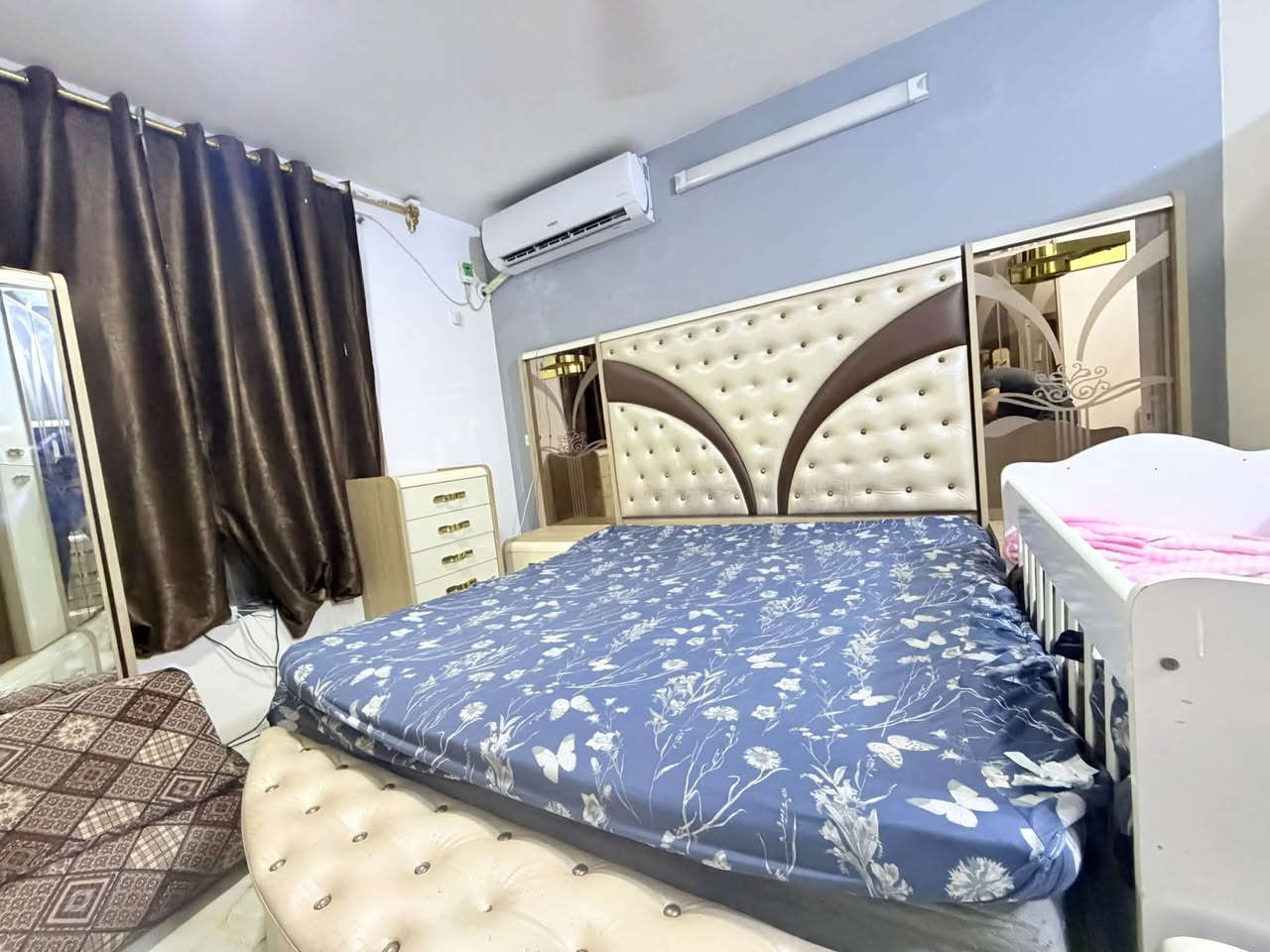 السلام عليكم غرفة نوم تركي اوف وايت الملكي غرفة نضيفة ٩٠ ٪؜ متكونه من 11 قطعة جرباية جك مخزن تحت الجرباية انارة داخلية على اطار المراية مال ميز تواليت وعلى ميز الجرباية اني مطفيهم شغالات ١٠٠٪؜ يعني حته جيس الكنتور ما شالعة تجي وتشوف نضافة الغرفه بعينك سبب البيع لان غرفتي صغيره وعندي طفل وما تأخذنا مكاني بغداد الغزالية *********** السعر مليون ٢٥٠
