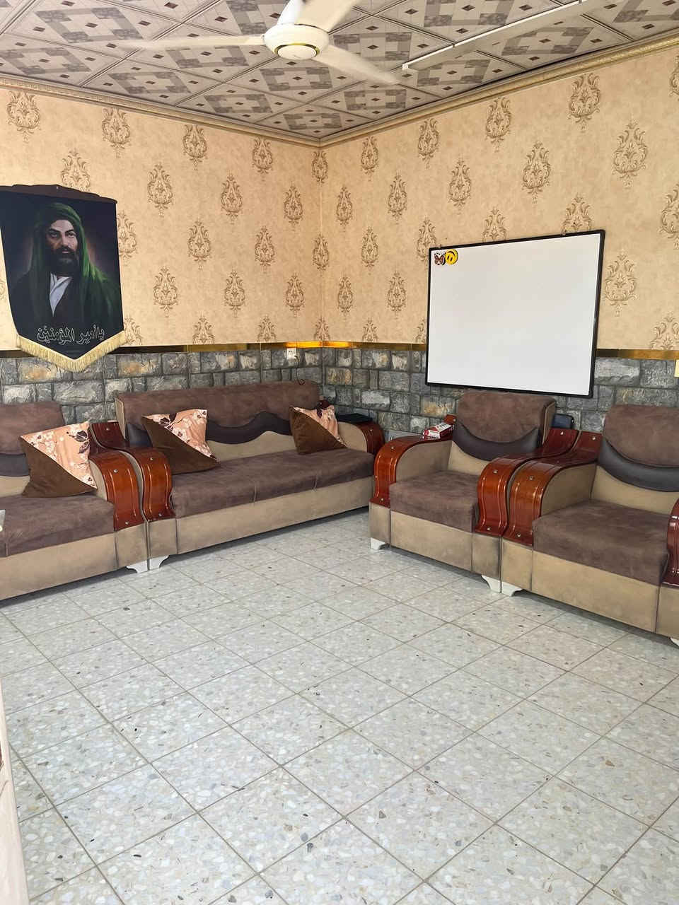 السلام عليكم بيت للبيع في منطقة الاصلاح / شارع الجزيرة القديم
المساحة 180م 
محتويات البيت :- 
الطابق الارضي( غرفة نوم ، استقبال , مطبخ مفتوح على ساحة الدرج , صحيات )
الطابق الثاني ( غرفة نوم سويت, مخزن ) 
كما موضح بالصور 
السعر 60 مليون وبي مجال 
للاستفسار التواصل على الرقم :- ***********
