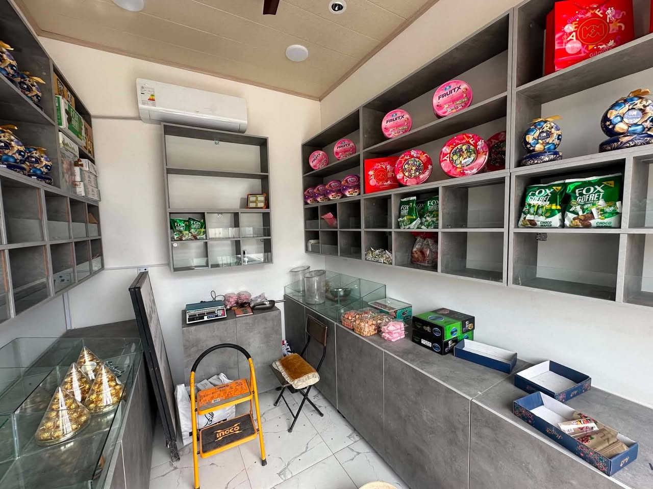 ه السلام عليكم رفوف و ميوزه MDF شغل ثكيل درجة اولى مكلف 3ونص مليون نظيف حيل مابي اي مشكل ابيعه بمليون و850 بي مجال بعد امانة الله كلش نظيف وجديد اليستفاد منه خلي يراسلني او يتصل *********** مكان حله مركز
