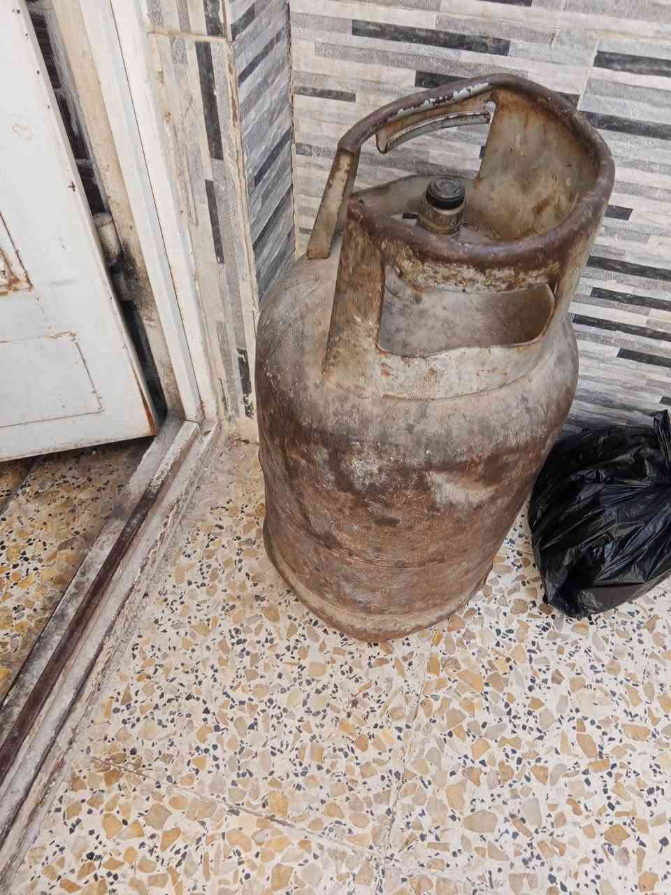سلام عليكم
غراض مال بيت للبيع قناني غاز 2 وطباخ نظيف نيفرسال المصر الأصلي ماطور مي جديد وسخان مي بعدني مامشغله شديته جديد ومراوح 2  ***********
