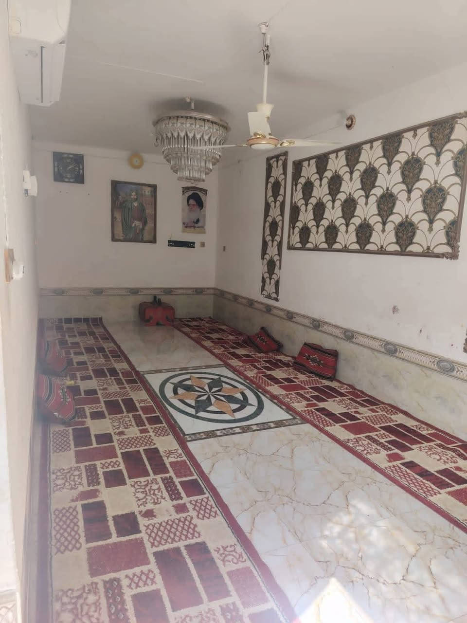 عيد انشر بسبب الوعود الكاذبه
🧿 للبيع بيت طابو مساحه 240 متر سعر مناسب
حي الأمير قرب مدرسة النجاح
 يتكون من
• غرفتين نوم
• صالة
• استقبال
• مطبخ وصالت طعام
• مناور عدد (2)
• صحيات داخلية وخارجية
• كراج سيارة 🚗
📞 للاستفسار اتصال فقط 
***********
