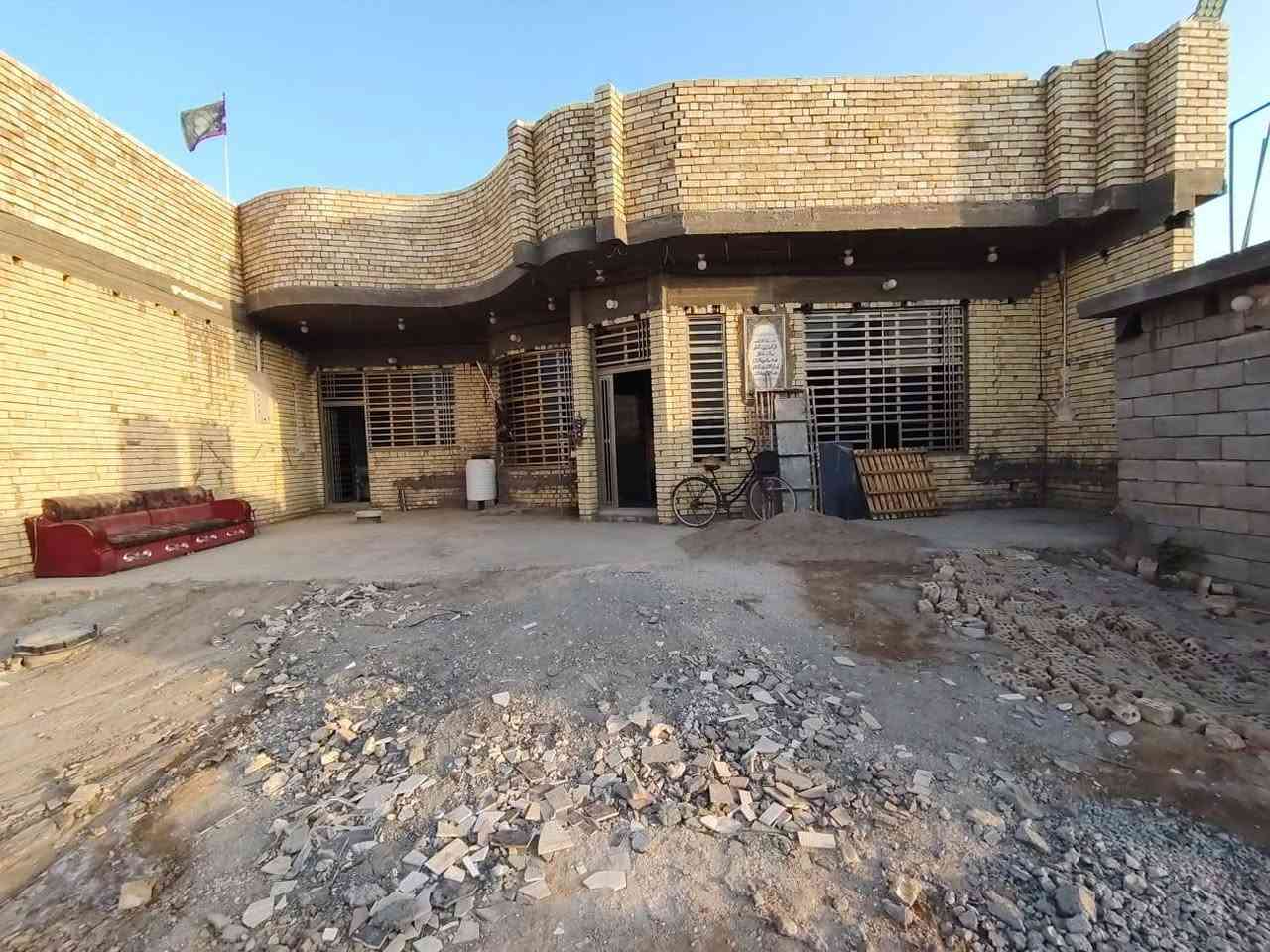 السلام عليكم دونك للبيع مكانه قرب تشابيه لثانيه كامل مي كهرباء شغل درجه اوله بناء حديثطابوك نكون من ثلاث غرف نوم وصاله و استقبال ومطبابخ ثنين حار و بارد شغل قول بيت مرتب بنا 350متر اتصال ودلل***********
