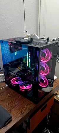 متوفر كيس فقط مستعمل نضيف ١٠٠٪ R5 3600 Mb Asrock b450 steel legend Rtx...