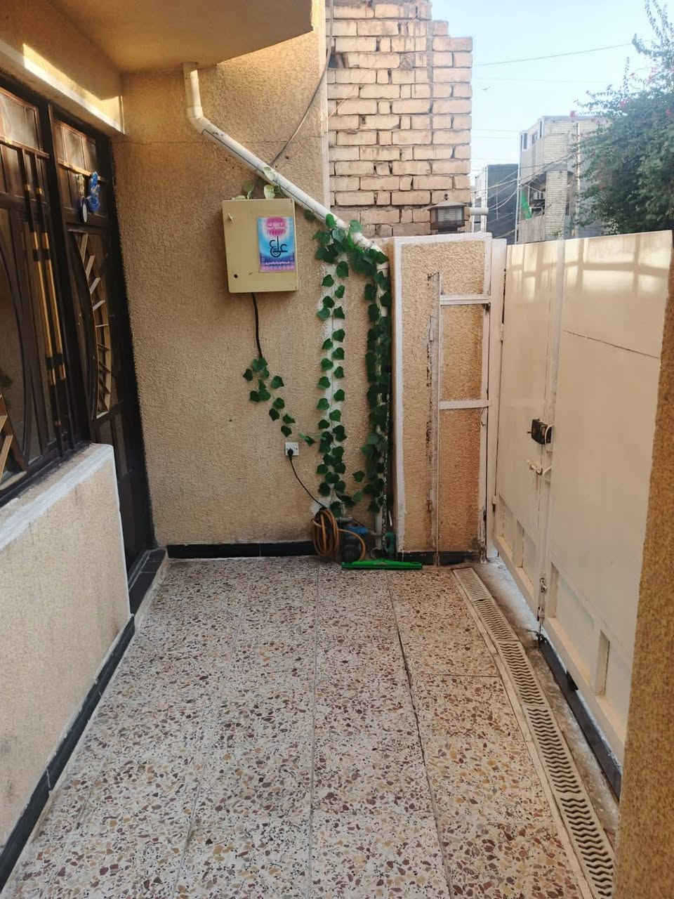 🏡 للبيع – منزل بمساحة 100 م²
📍 العنوان: حي البساتين – شارع أحمد الوائلي
🔹 تفاصيل العقار:
المساحة: 100 متر مربع
الواجهة: 10 متر
النزال: 10 متر
جنس الأرض: طابو زراعي (سند 25)
مع إقرار محكمة
🏠 مواصفات المنزل:
الطابق الأرضي:
استقبال
مطبخ
غرفة نوم
حولي
صحيات
الطابق الثاني:
3 غرف نوم
حولي
صحيات
بيتونة
سطح
📞 للاتصال والاستفسار: يرجى التواصل على الرقم: (*********** )
