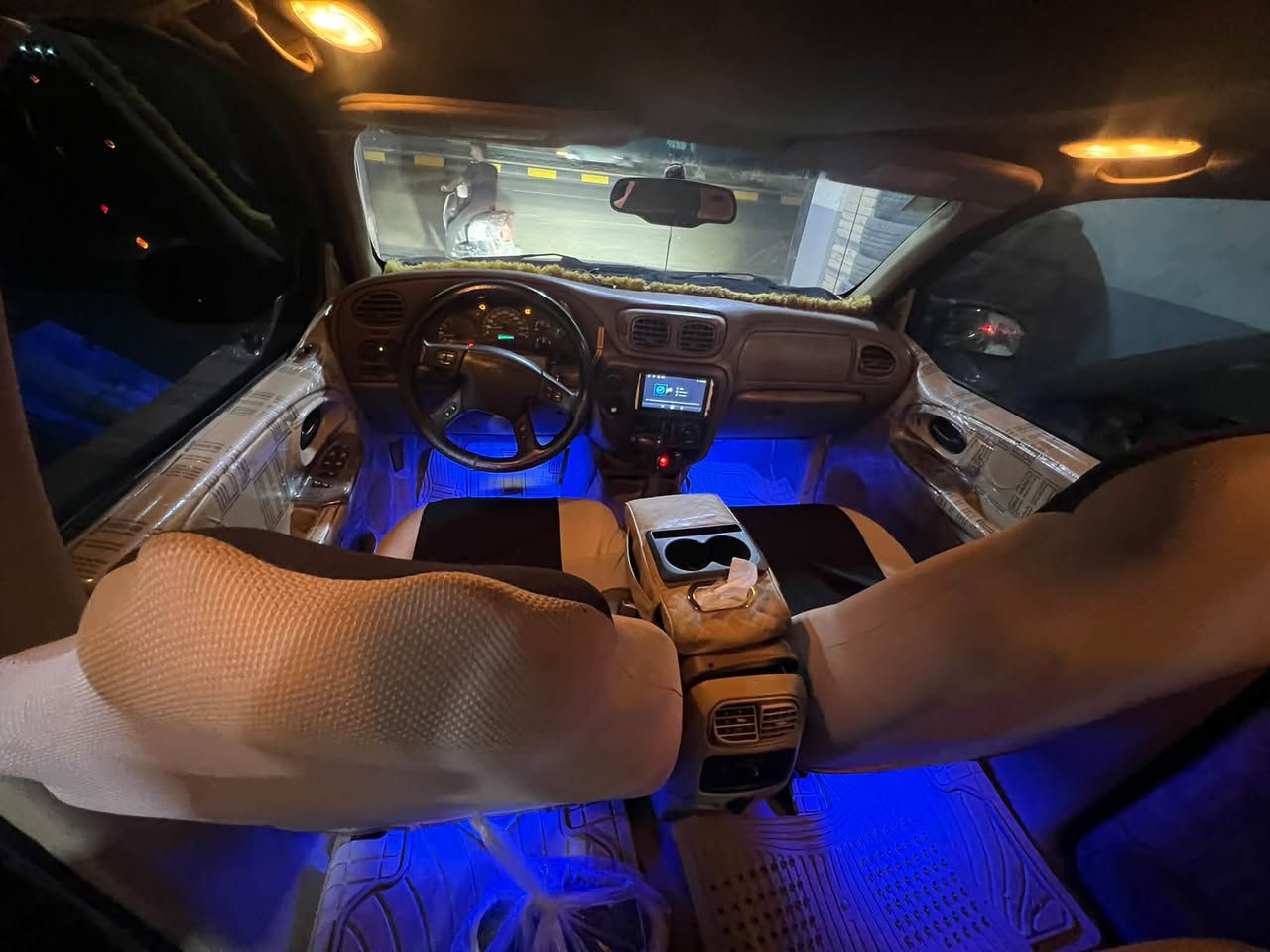 السلام عليكم بلايزر موديل 2004 سياره اصل مدنيه يعني مو مال مزاد (((((مدنيه))))  سياره جارده وصبغتها احزام جماليه فقط كير مكينه بلادي المكينه قبق اسود ادامه كامله مسوي  لل  مكينه من نوزلات وبلكات ومجاول وفيت بم كله وكاله سياره هواي مصروف عليها كير جديد اني شديته بيدي هو والمكينه تبريد تدفئه كله شغال 
كشن كهرباء سياره فول من عده الفتحه اي استفسار اتصل بل رقم  *********** 
مراوس هم ترهم 👍❤️ مكانها ديالى بعقوبه

