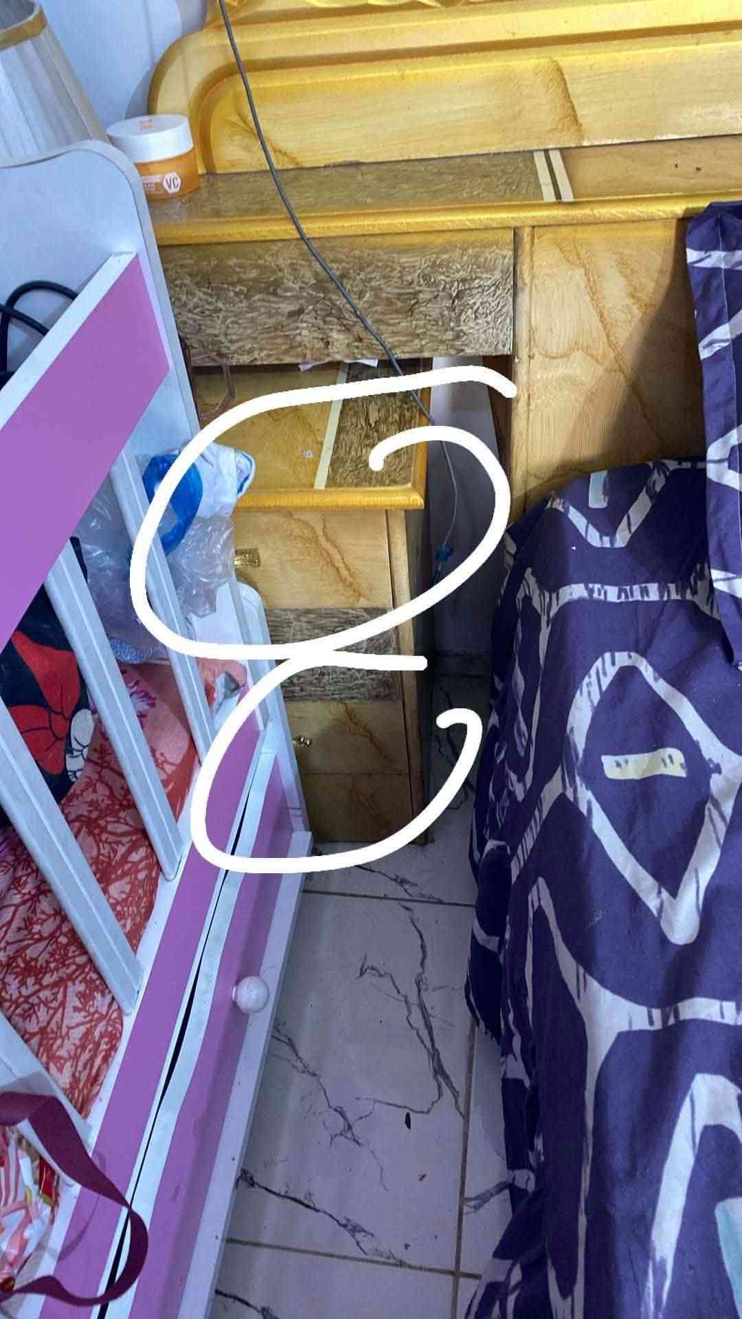 جربايه كامله + طبليه + ميوزه ثنين كل ميز بي جرارتين ودوشك مال جربايه وزاويه بيها مرايه وتفتر وميز مال احذيه  275 قفل بدون اي أضرار المكان الغزاليه الشراي فقط خاص
