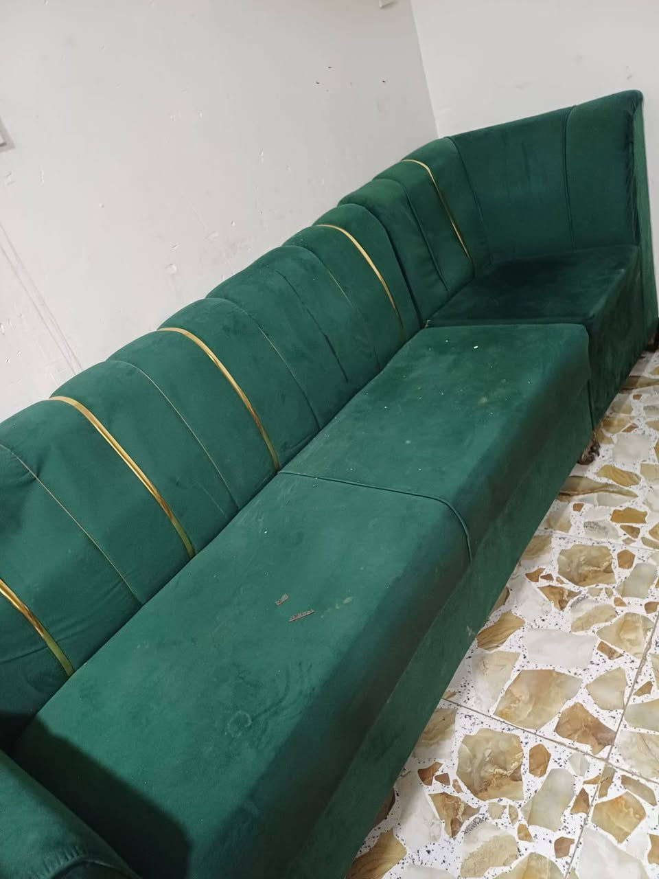 السلام عليكم
ديوان نضيف جدا للبيع سعره ٣٢٥ ألف 
المكان بغداد قرب القوس مال بوب الشام للأتصال ***********
