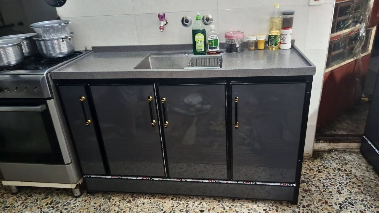 كاونتر ألمنيوم حديث 3قطع كامل العرض 2 مترين العنوان بغداد ***********

