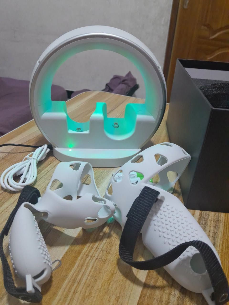 قاعدة شحن RGB من ماركة Codogoy المخصصة لنظارة الواقع الافتراضي Meta Quest 2.
التفاصيل والمميزات
:الوظيفة: قاعدة شحن وتخزين متكاملة لسماعة Meta Quest 2 ووحدات التحكم (Controllers).الإضاءة: تتميز بإضاءة RGB بتصميم خاص للألعاب
