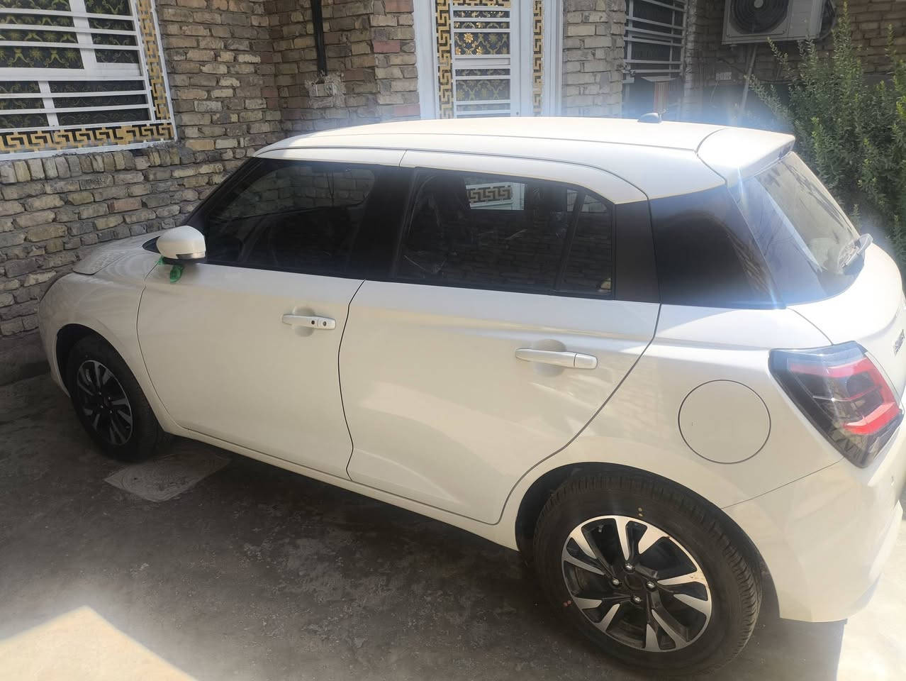 سيارة سوزوكي سويفت (Suzuki Swift) موديل 2025 - زيرو (جديد)
اللون: أبيض رقم بغداد نكليزي 
حره تحويل ثاني يوم
 فول مواصفات زيرو شركة مع ظمان 3سنوات
​القوة والعزم: 82 حصان / عزم 112 نيوتن.متر
​ناقل الحركة (الفتيس): أوتوماتيك CVT
​معدل استهلاك الوقود: 22 - 24 كم / لتر
​المصابيح: LED أمامية وخلفية + إضاءة نهارية DRL
​الشاشة: شاشة لمس 9 بوصة تدعم Apple CarPlay و Android Auto
​النظام الصوتي والدخول: بصمة تشغيل وبصمة أبواب (Keyless Entry)
​العجلات: جنوط ألومنيوم قياس 16 بوصة
​التكييف: أوتوماتيكي
​وسائل الأمان: وسائد هوائية (Airbags) شملت أمامية وجانبية، نظام فرامل ABS، توزيع EBD، نظام ثبات إلكتروني ESP، كاميرا خلفية وحساسات اصطفاف، مع نظام مراقبة ضغط الإطارات TPMS
العنوان بغداد التاجي السعر 125 وبي مجال 
رقم الهاتف *********** واتساب وتصال
