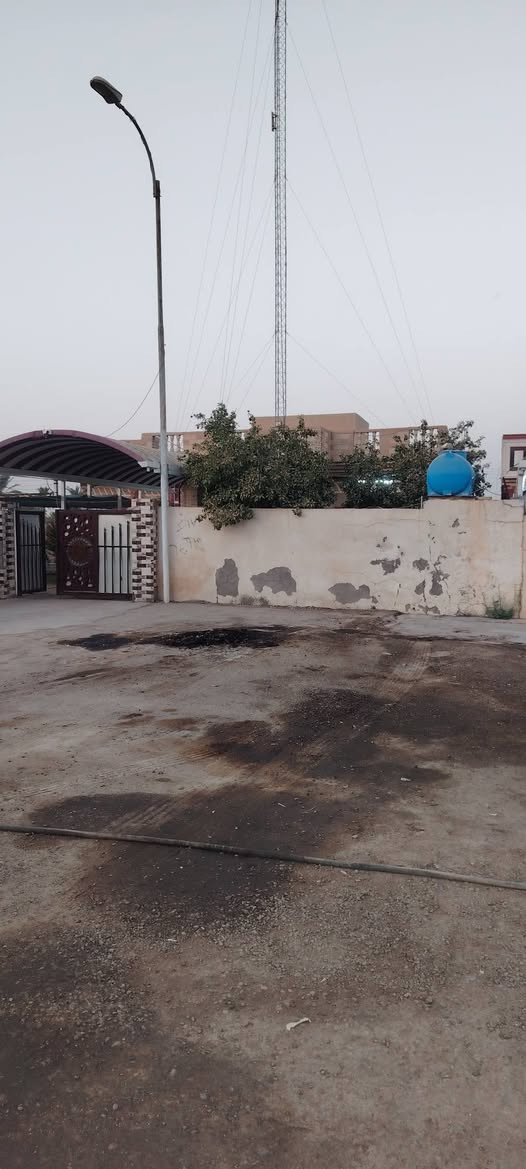 سلام عليكم دار للبيع عقد زراعي 117 مساحه البيت 400 + قطعه ارض 380 يتكون البيت من مطبخ خارجي +مطبخ داخلي +صاله +3غرف نوم احد الغرف سويت +استقبال +حمام السعر 150 قابل للتفاوض للاستفسار اتصل *********** مكان ابي غريب حميد شعبان
