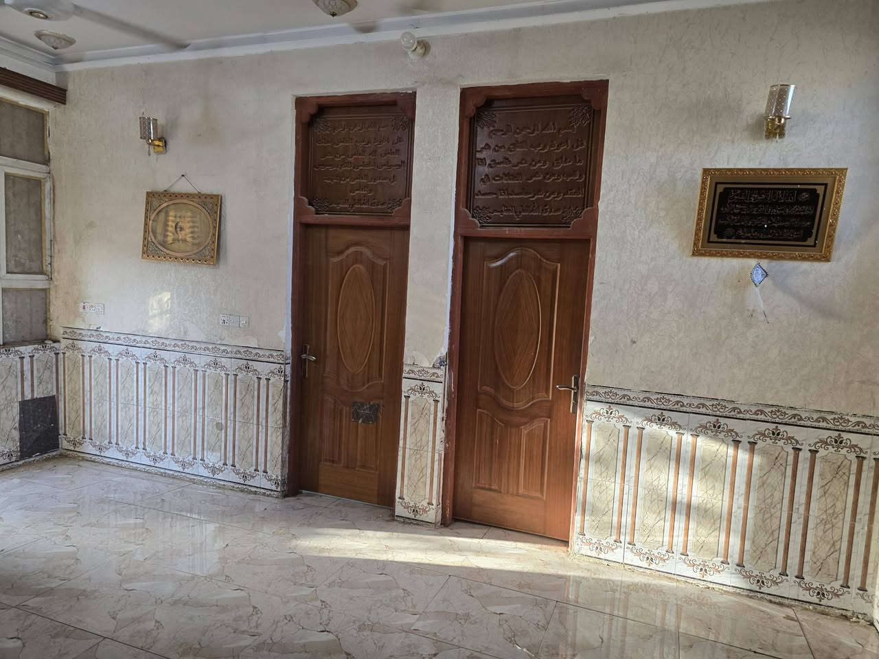 بيت بحي الجامعه لبيع ركن مقابيل المدرسه مساحته 100 واقع حال 150 بي 4 غرف نوم اي ستفسار ***********
