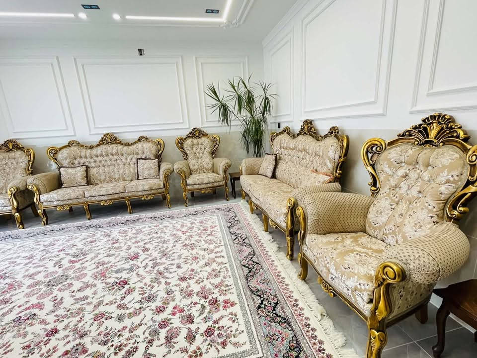 طاقم قنفة مصري الأصلي كلاسيك درجة اولا ١٠ مقاعد كلش نظيفة للبيع مكان كلار رقم موبايل ***********
