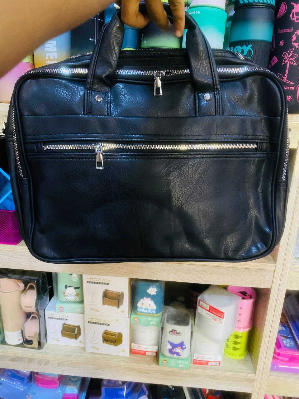 ✨
🤎 تصميم راقي وعصري
👜 خامة جلدية فخمة
📚 عملية ومناسبة للدوام والاستخدام اليومي
🎁 متوفرة الآن في مكتبة البراء – الفرع الثاني
***********
