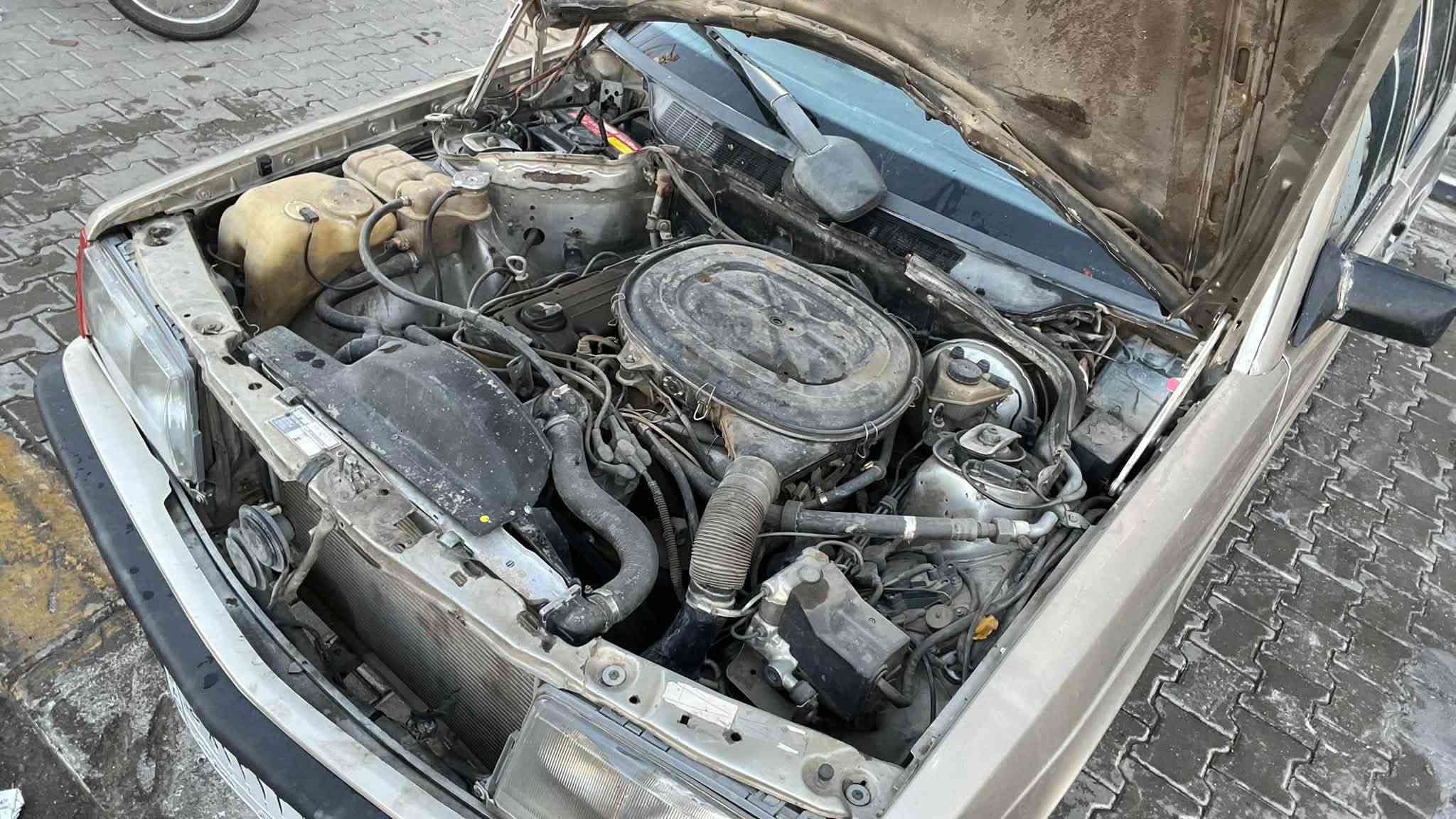 سلام عليكم 
مارسدس 190 طيارين
رقم بغداد
موديل 91
داخل بيجي محرك 4 سلندر عنكبوت 
السيارة كلش حلوة وناعمه
تبريد نقص بس راديتر كل المنظومة جديده
السعر 38 بيها مجال 
***********
