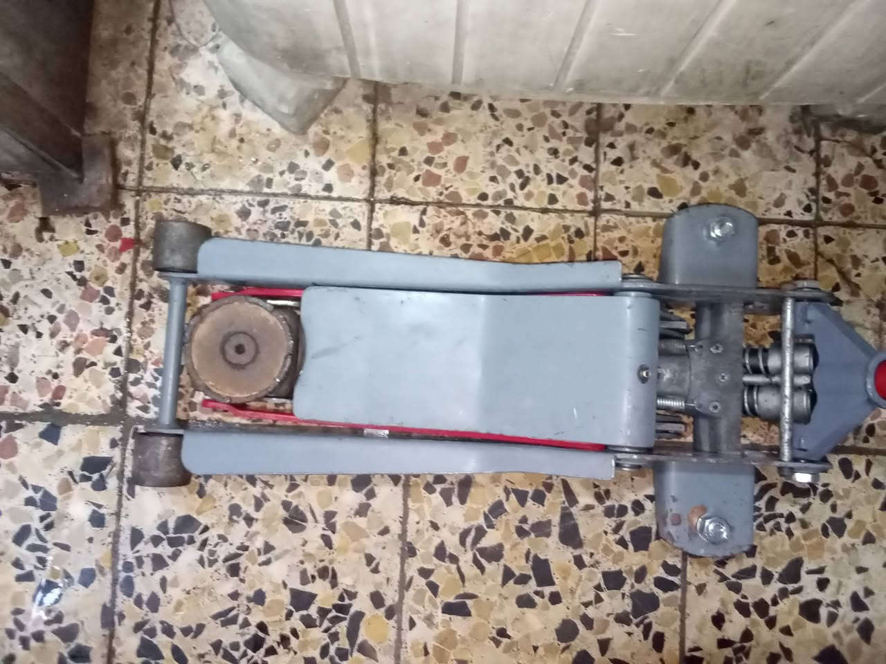 ⭕يوجد توصيل لكافة المحافظات 
جك عربانه تمساح 3 طن دبل بستم شغال وعل الفحص نظيف خالي من اي نظوح شرط الشغل والرفع السعر 95 الف 
المكان بغداد 
***********
