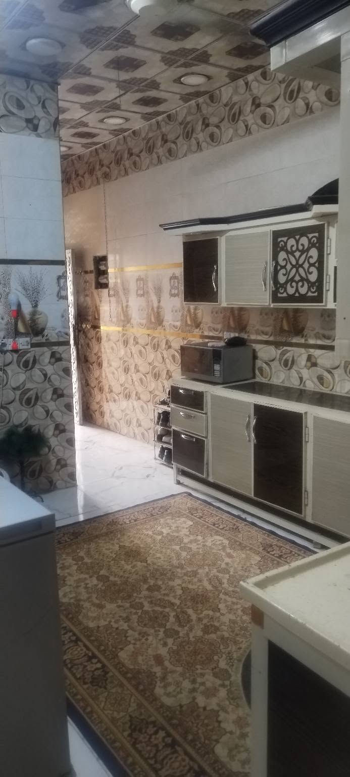 السلام عليكم بيت للبيع 110 متر بناء حديث صب كونكريت غرفه صاله مطبخ استقبال حمام داخلي طابق واحد البيت حر ما مطلوب 
واذا اكو مراوس اراوس بيت او هيكل مطلوب عادي
العنوان حي العسكري الرابع قرب جامع زين العابدين 
***********
