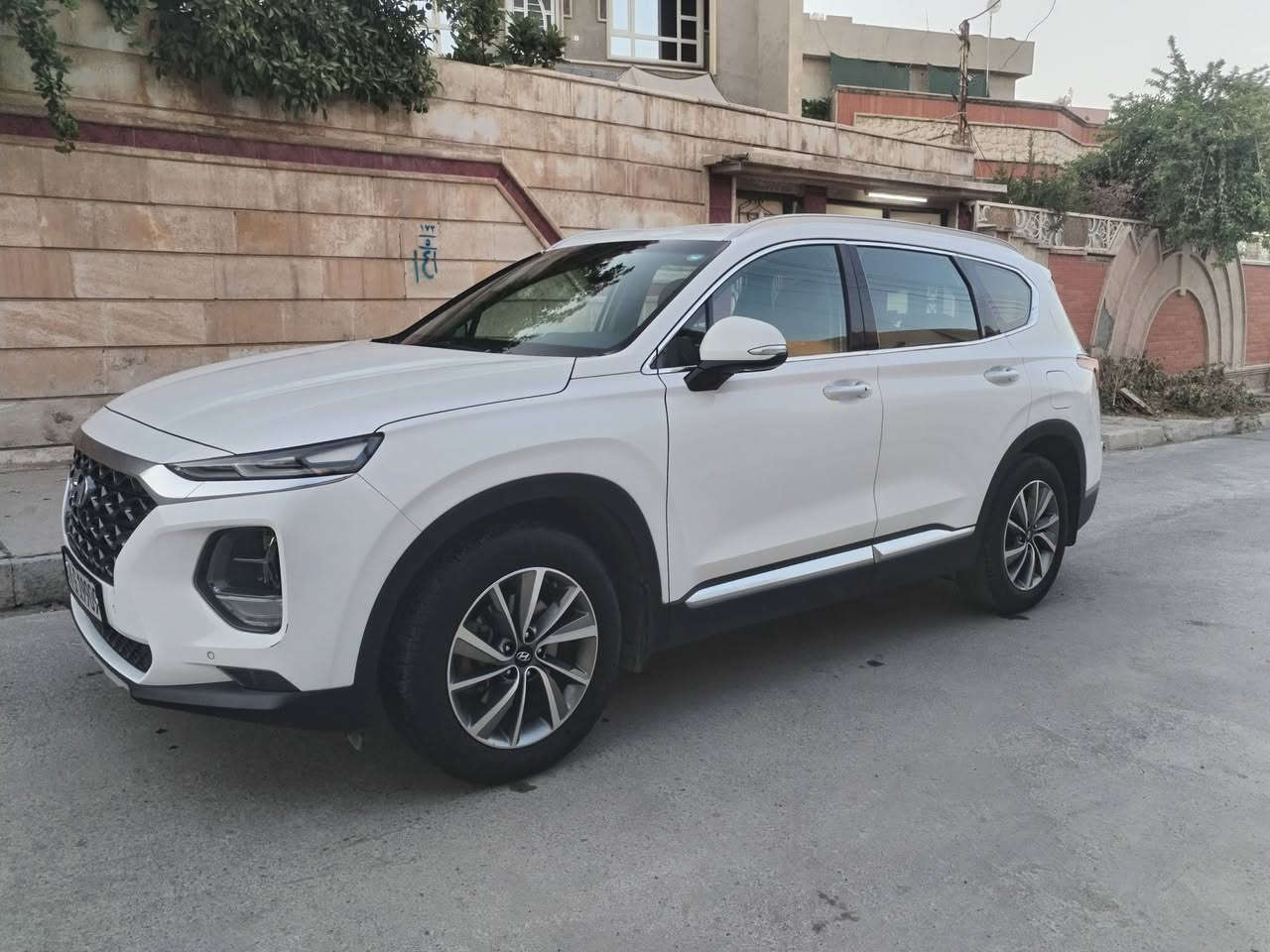 هونداي سنتافي 2020 خليجي محرك 2400 دوش
 فول بدون بنوراما فقط رقم دهوك سنويه جديده
مكان السياره الموصل الجانب الايمن
*********** /***********
