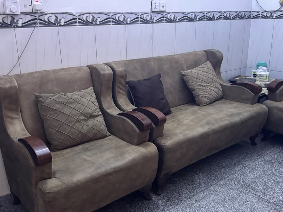 سبع مقاعد • مع فاترينه • يحتاج غسلة